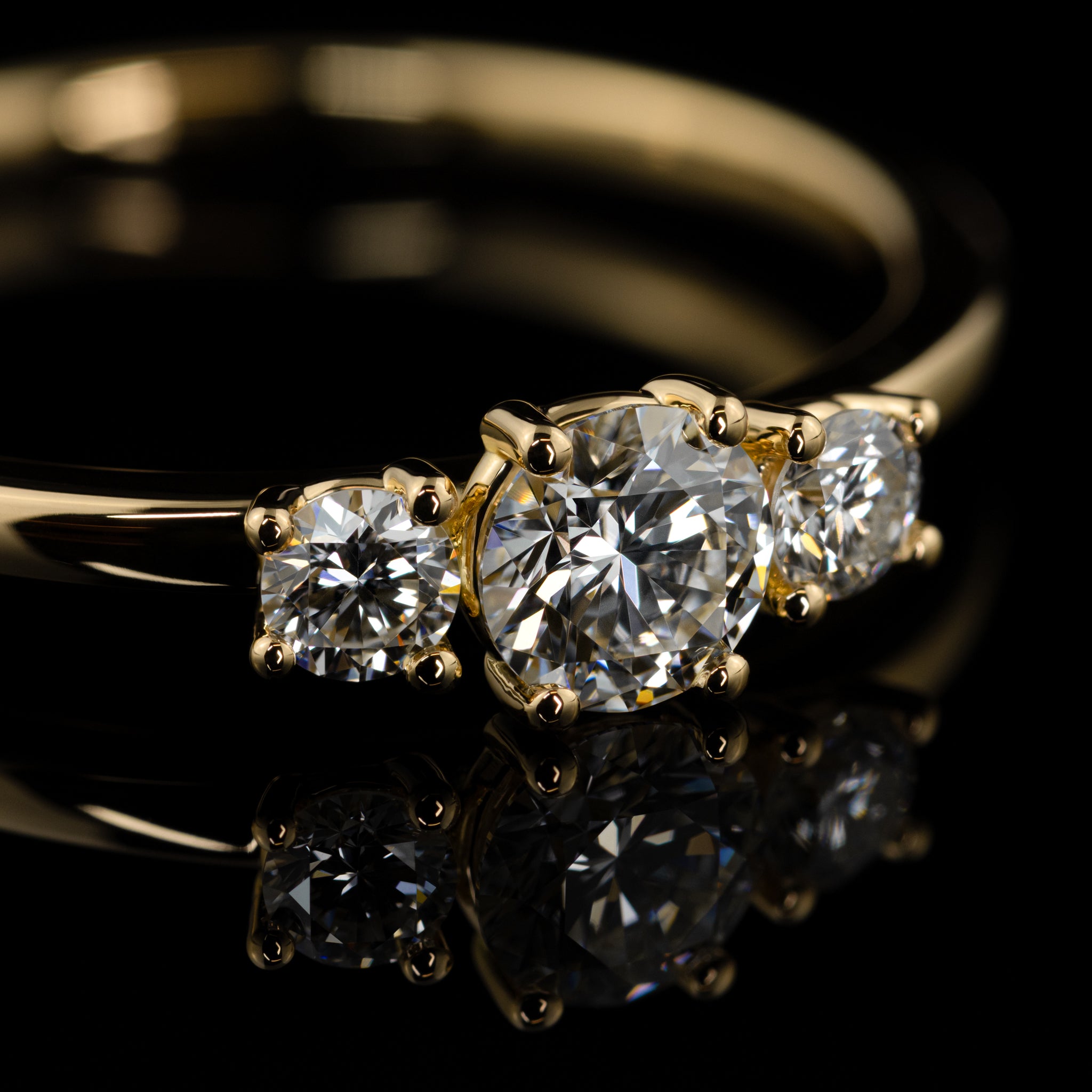Gelbgold Caro individueller Verlobungsring Stackbar natuerliche labgrown Diamanten Goldzeit Nuernberg Goldschmied Detailansicht