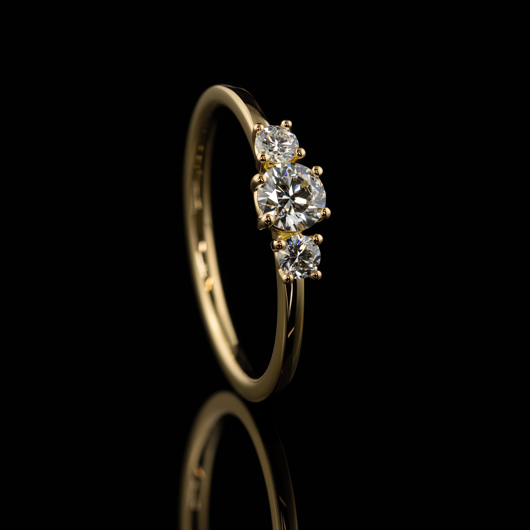 Gelbgold Caro individueller Verlobungsring Stackbar natuerliche labgrown Diamanten Goldzeit Nuernberg Goldschmied Seitenansicht