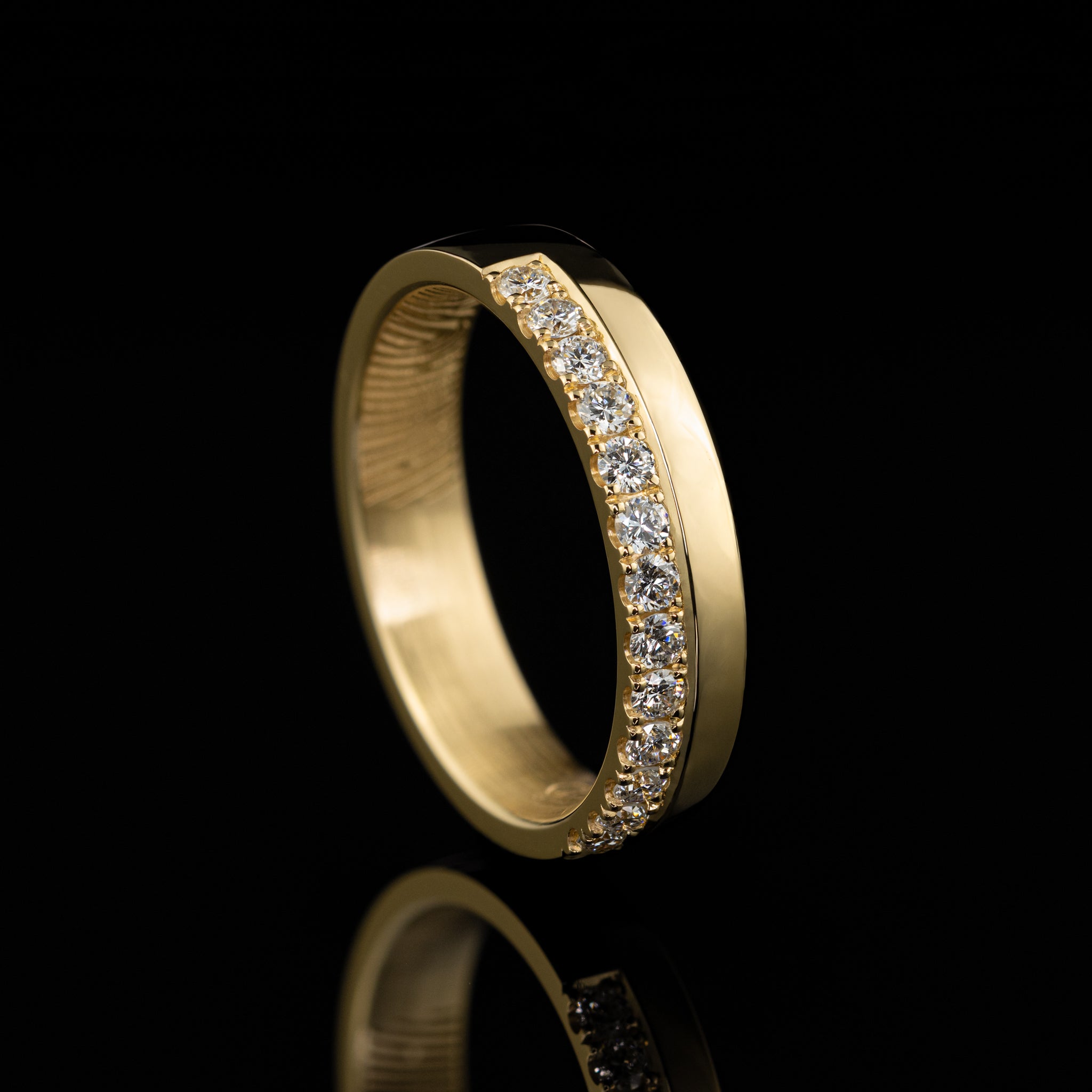 besonderer Individueller Trauring von Goldzeit aus Nuernberg, offener Verschnitt am Rand, Castle-Setting, Brillanten, Gelbgold, Seitenansicht