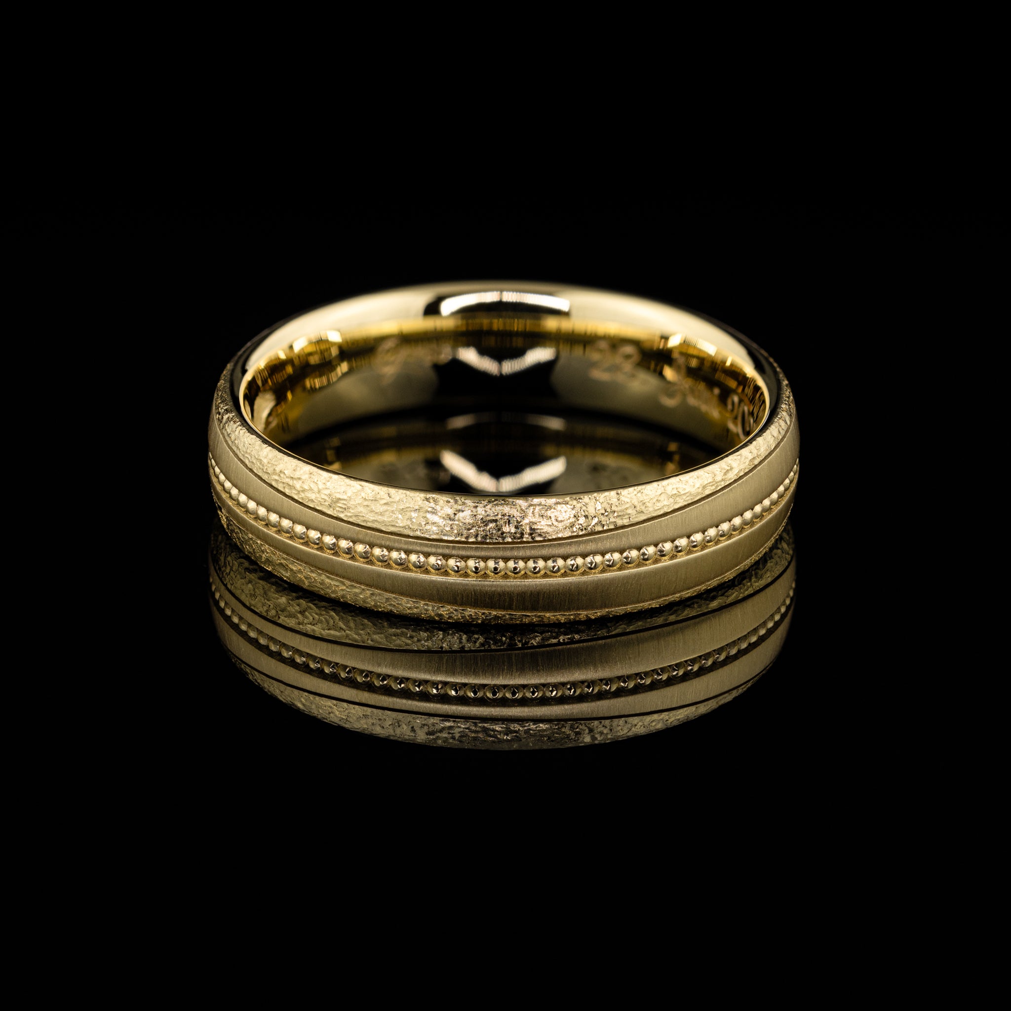 besonderer Herrenring mit unterschiedlichen Strukturen, Fräsung, Millegriffe, von Goldzeit aus Nürnberg, Gelbgold