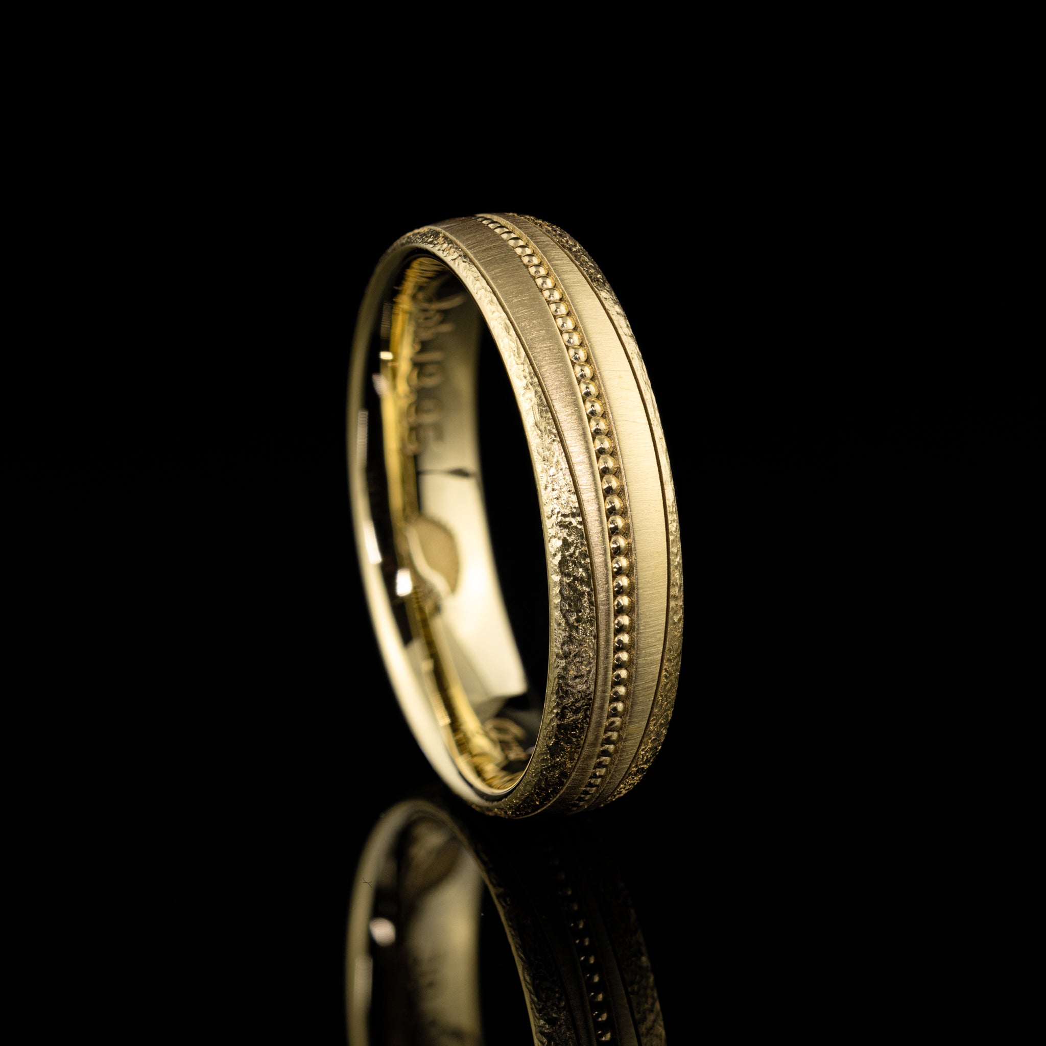 besonderer Herrenring mit unterschiedlichen Strukturen, Fräsung, Millegriffe, von Goldzeit aus Nürnberg, Gelbgold, Seitenansicht
