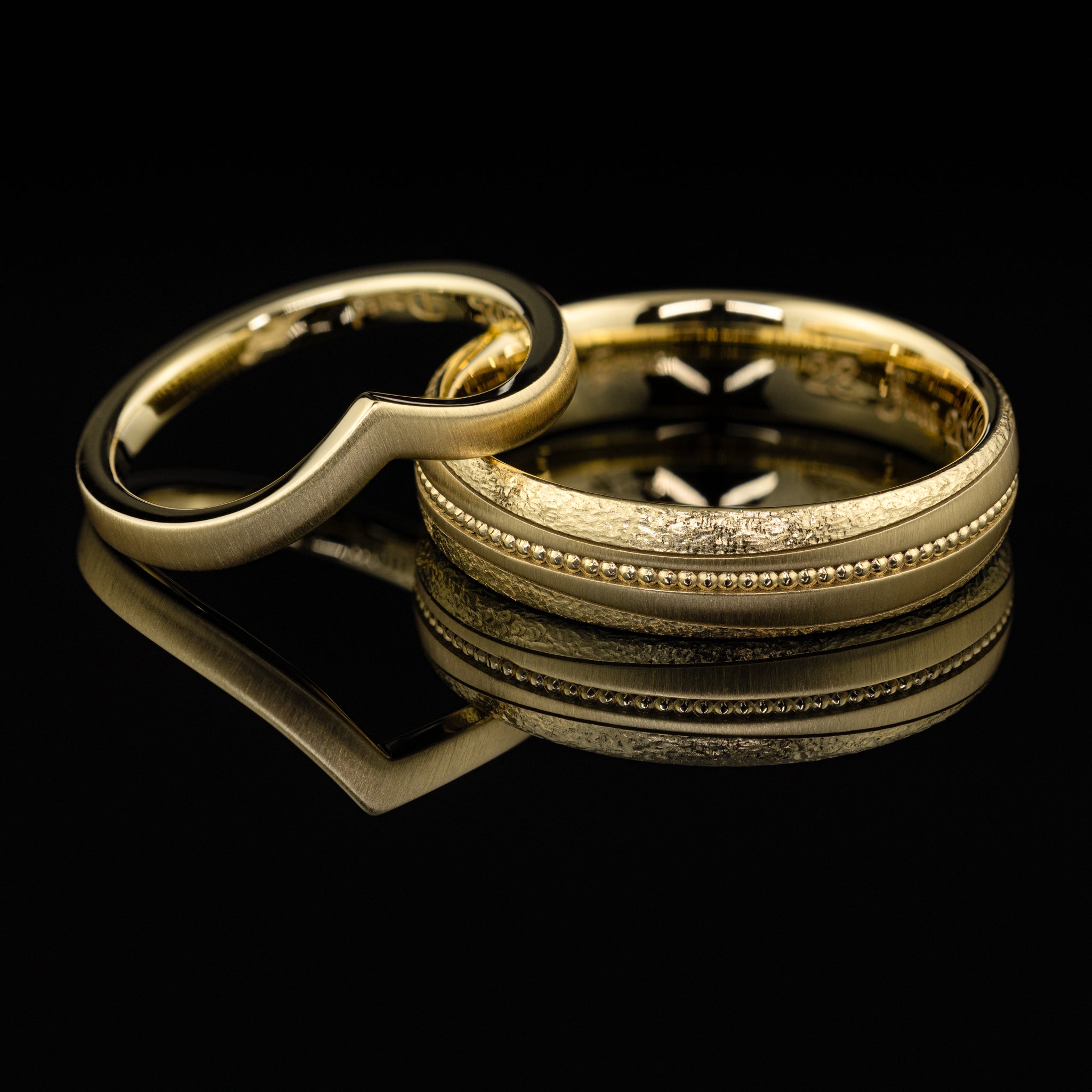 besonderer Herrenring mit unterschiedlichen Strukturen, Fräsung, Millegriffe, von Goldzeit aus Nürnberg, Gelbgold, Ringkombination