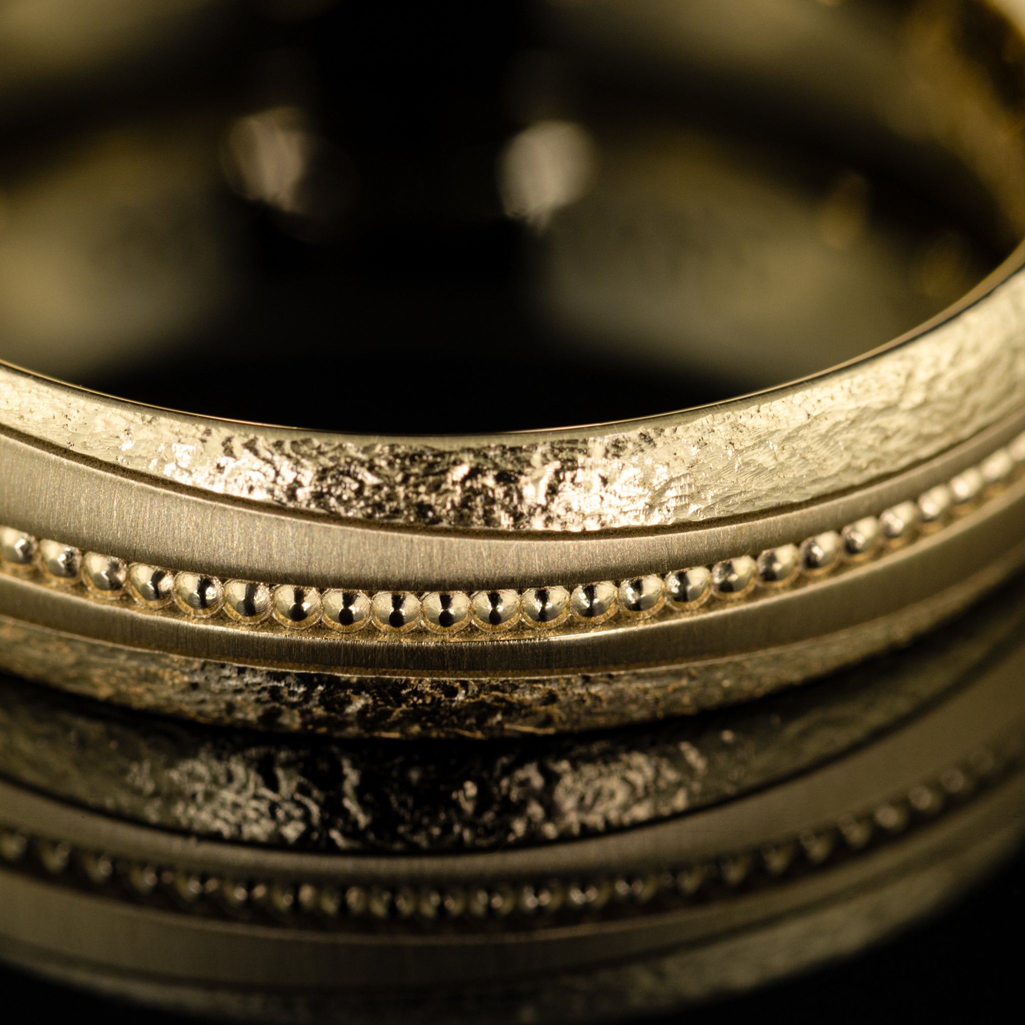 besonderer Herrenring mit unterschiedlichen Strukturen, Fräsung, Millegriffe, von Goldzeit aus Nürnberg, Gelbgold, Detailaufnahme