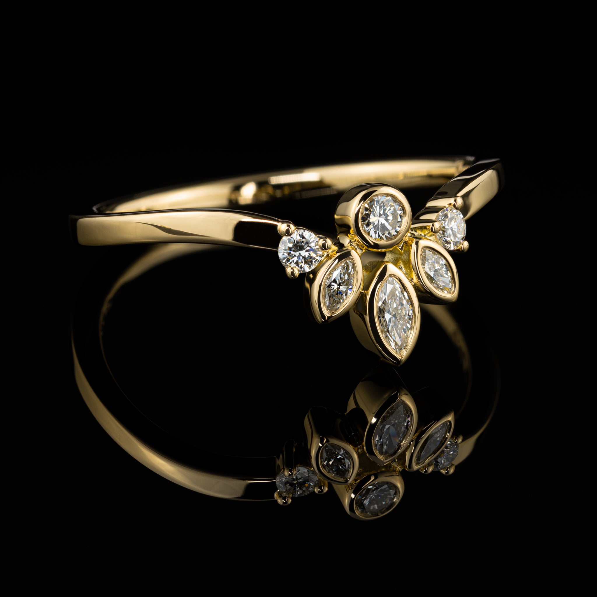 Gelbgold Ehering Verlobungsring Krone Königlich Bespoke Einzigartig Individuell Goldzeit Nuernberg Hochzeit 01 Gelbgold Nahaufnahme