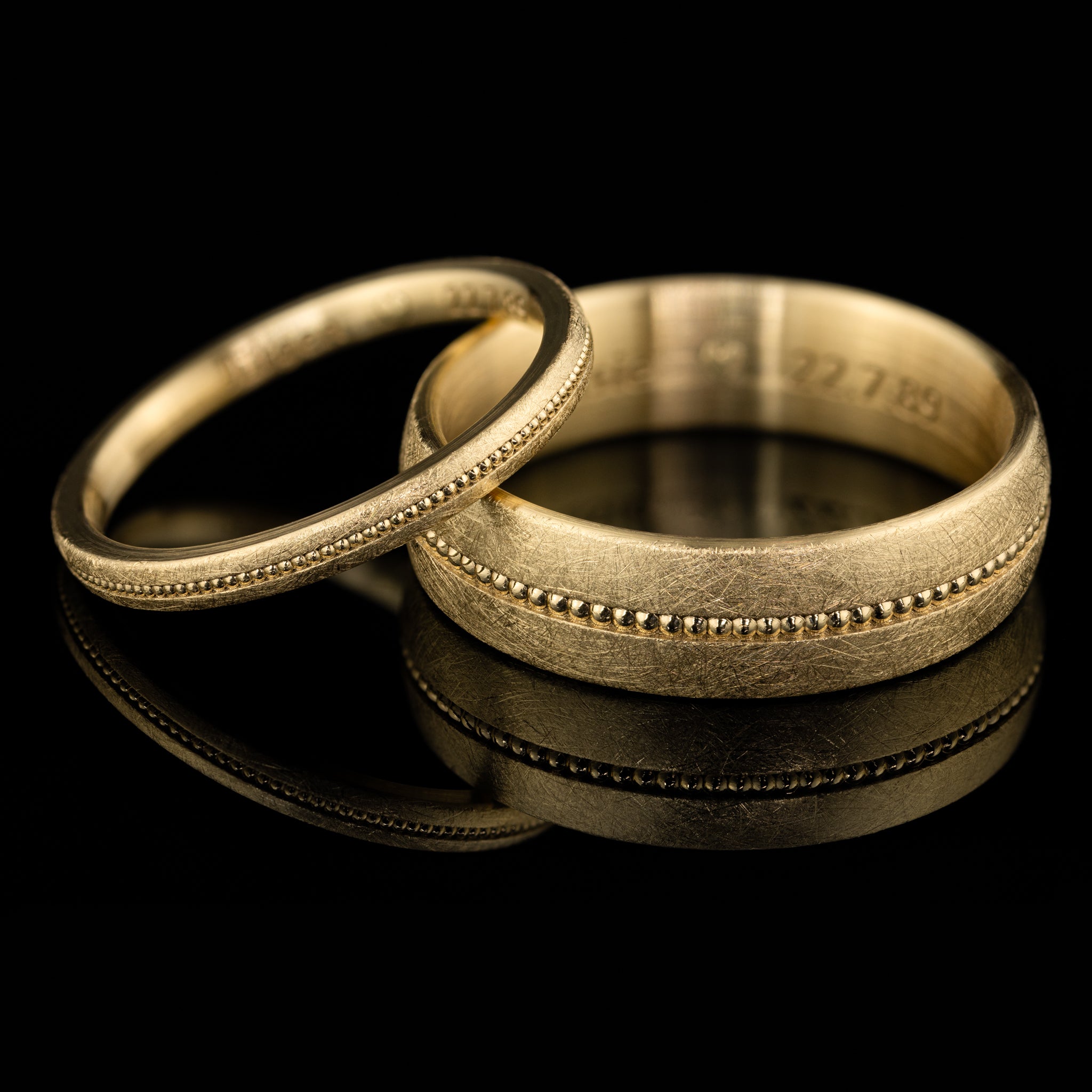 Gelbgold Elias besonderer Ehering Mann individuelle Trauringe Herren Goldzeit Nuernberg Goldschmied Juwelier Ringpaar