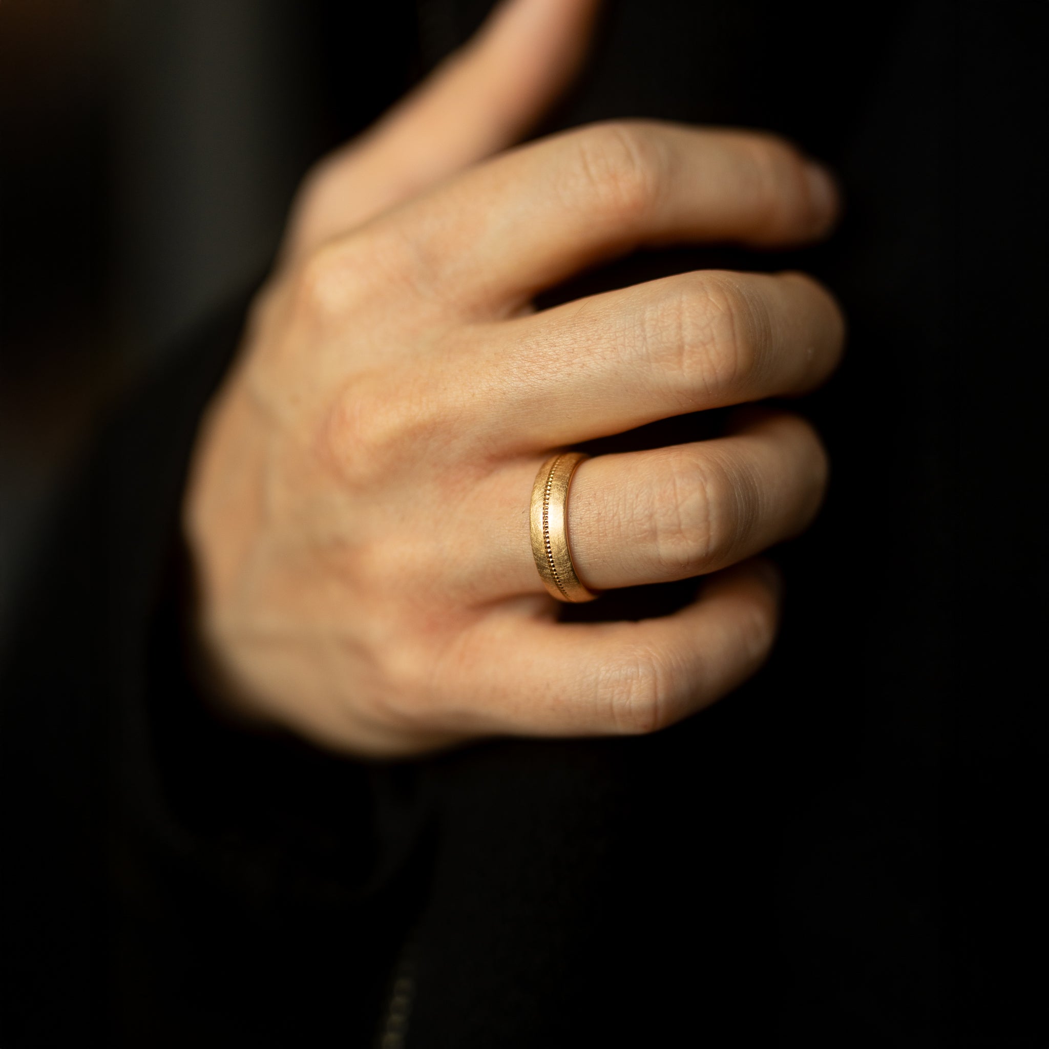 Gelbgold Elias besonderer Ehering an der Hand Mann individuelle Trauringe Herren Goldzeit Nuernberg Goldschmied Juwelier