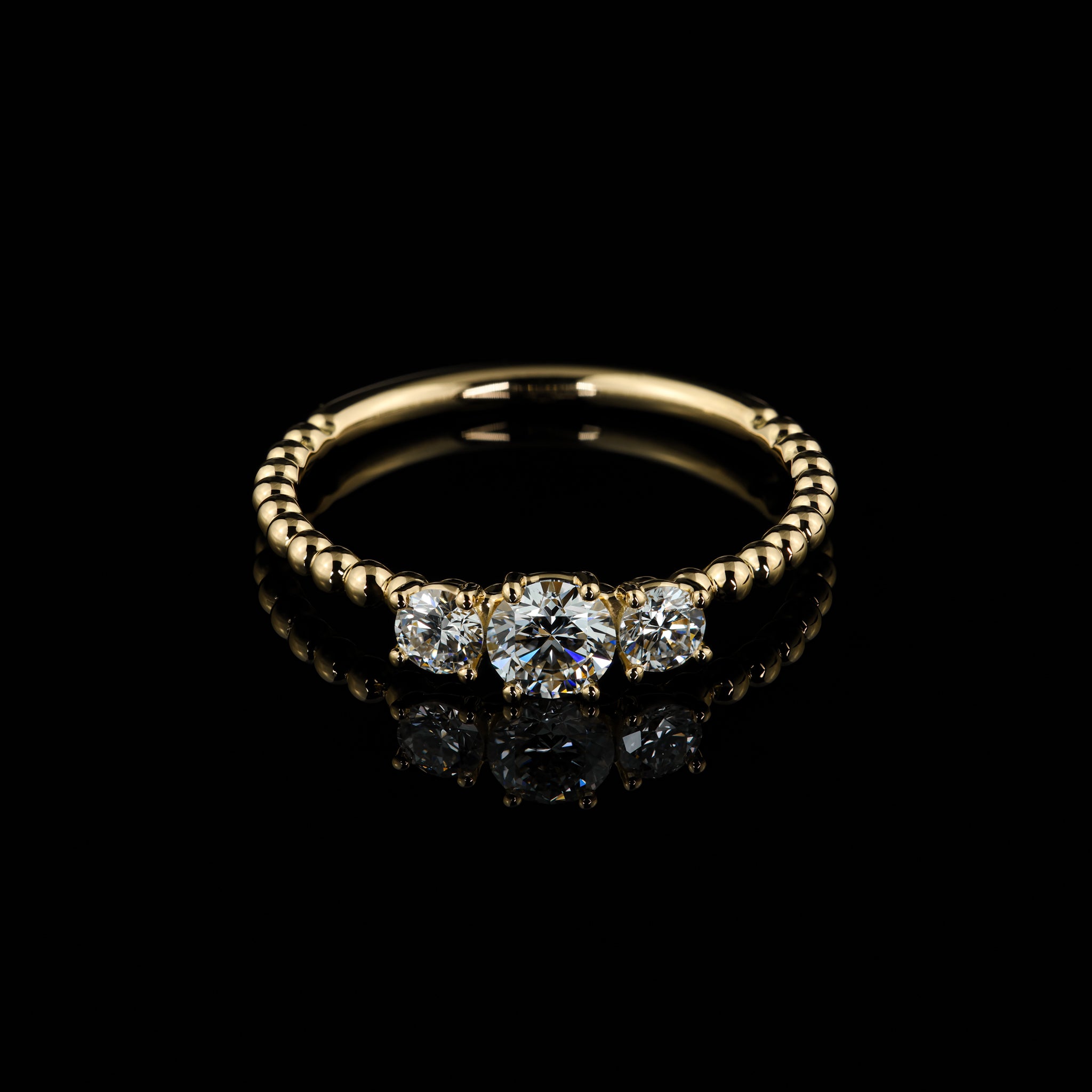 Gelbgold Matilda individueller Verlobungsring Kugelring Stackbar natuerliche labgrown Diamanten Goldzeit Nuernberg Goldschmied Frontalansicht