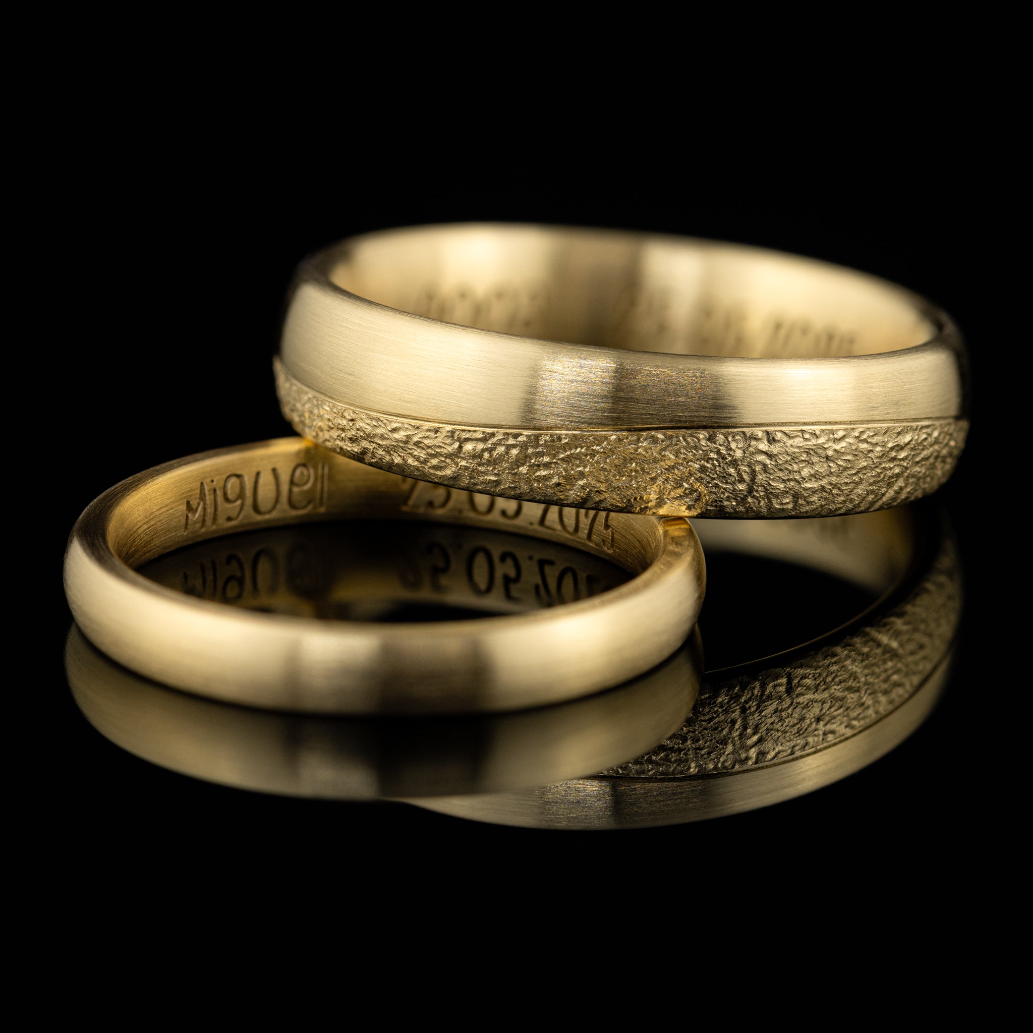 Gelbgold Miguel Sinuswelle Fräsung besondere Eheringe Trauringe Goldzeit Nuernberg Goldschmied Ringkombination