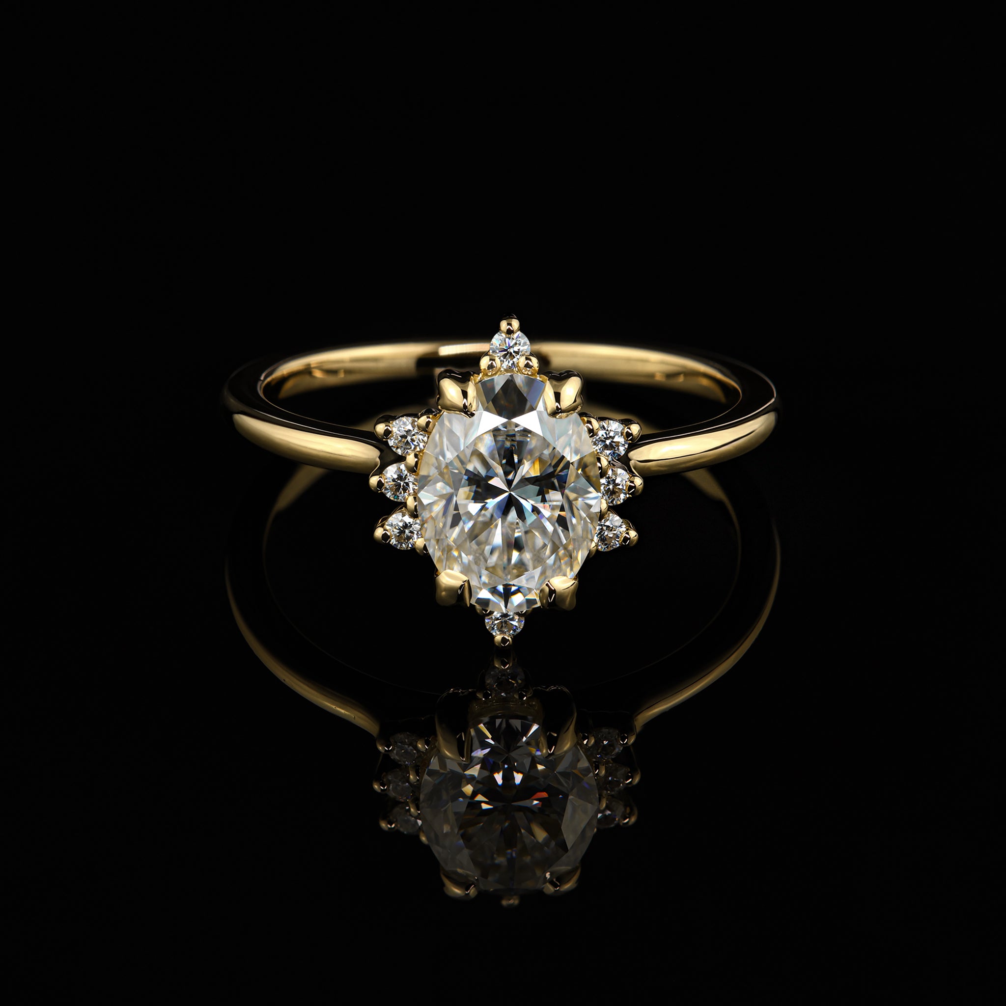 Verlobungsring Design Violet - besonderer Verlobungsring mit ovalem Mittelstein, spitze Krappen, 8 Seitensteine, Goldschmiede Goldzeit in Nürnberg
