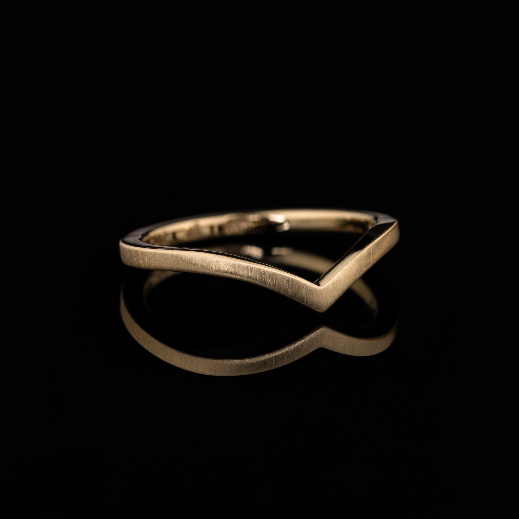 V-förmiger Ehering aus mattiertem Rosegold, Modell Vivia von Goldzeit aus Nürnberg
