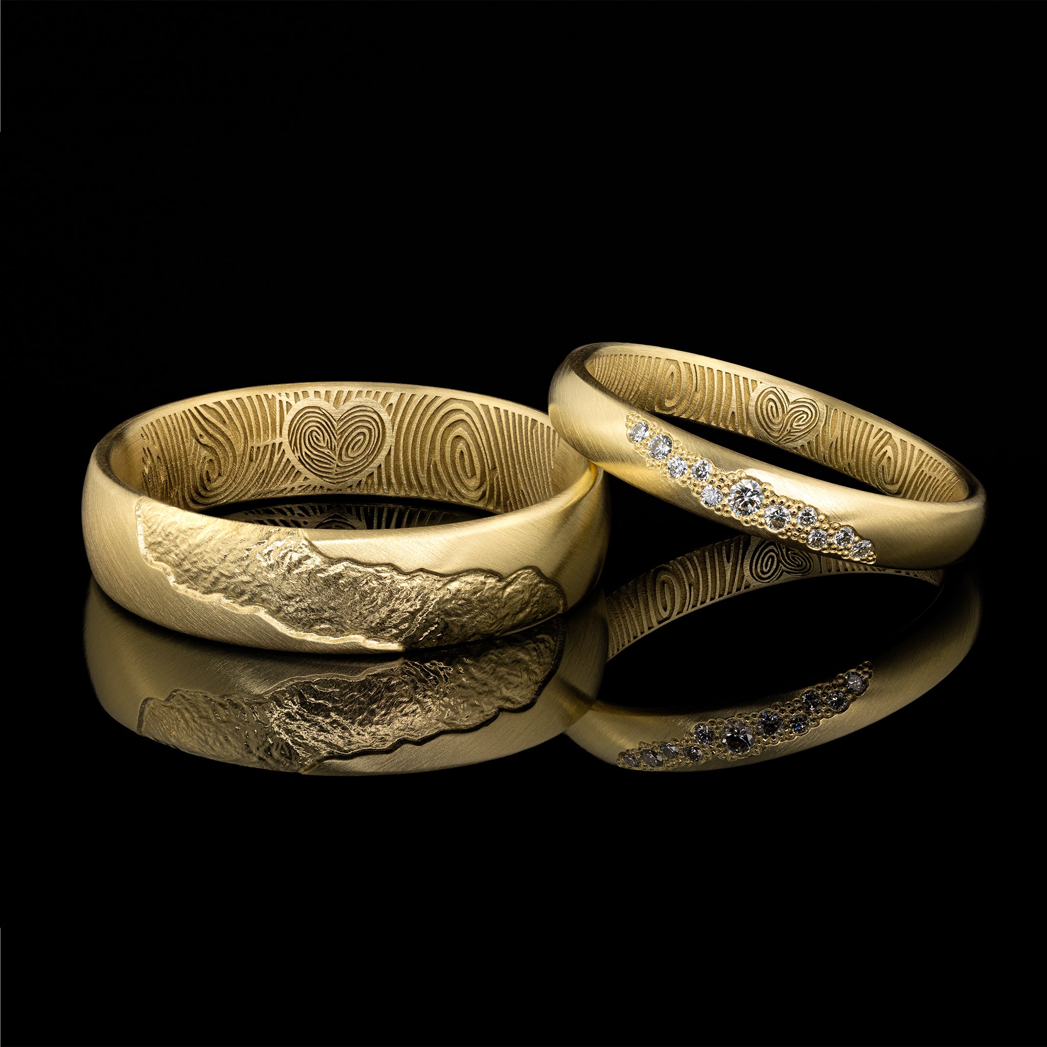 ausgezeichneter Ehering, Damenring und Herrenring, Awardgewinner, Trauring Goldschmied des Jahres 2025, Dritter Platz, Steinwolke, Fräsung, ovaler Ring, Gelbgold, Ringkombiation