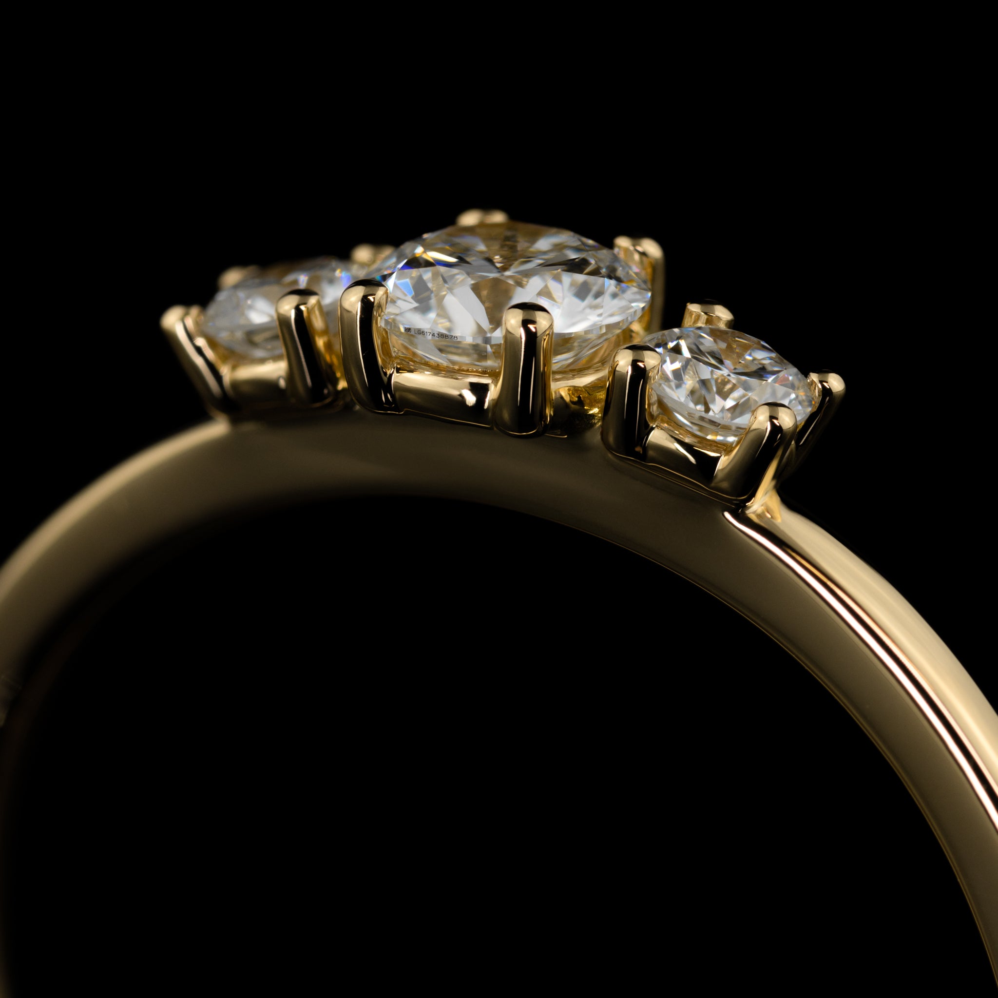 Gelbgold Caro individueller Verlobungsring Stackbar natuerliche labgrown Diamanten Goldzeit Nuernberg Goldschmied Detailansicht der Steine