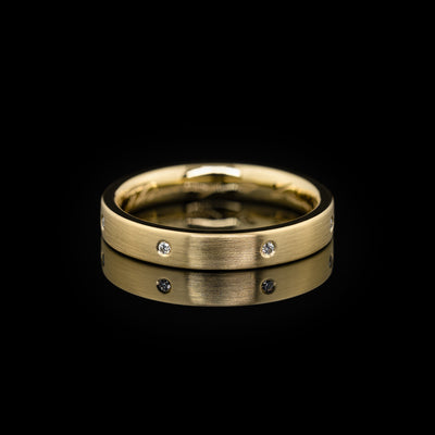 Eckiger Ehering mit Brillanten, längsmatt, minimalistisches Design von Goldzeit aus Nuernberg, Gelbgold, Vorderansicht