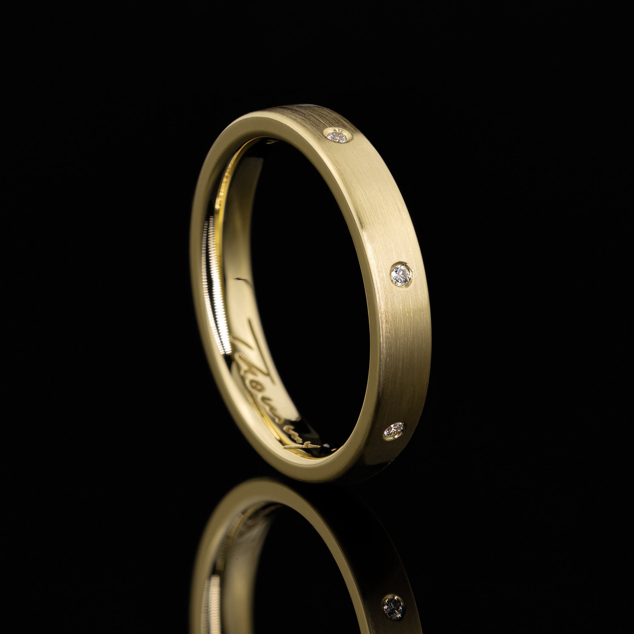 Eckiger Ehering mit Brillanten, längsmatt, minimalistisches Design von Goldzeit aus Nuernberg, Gelbgold, Seitenansicht