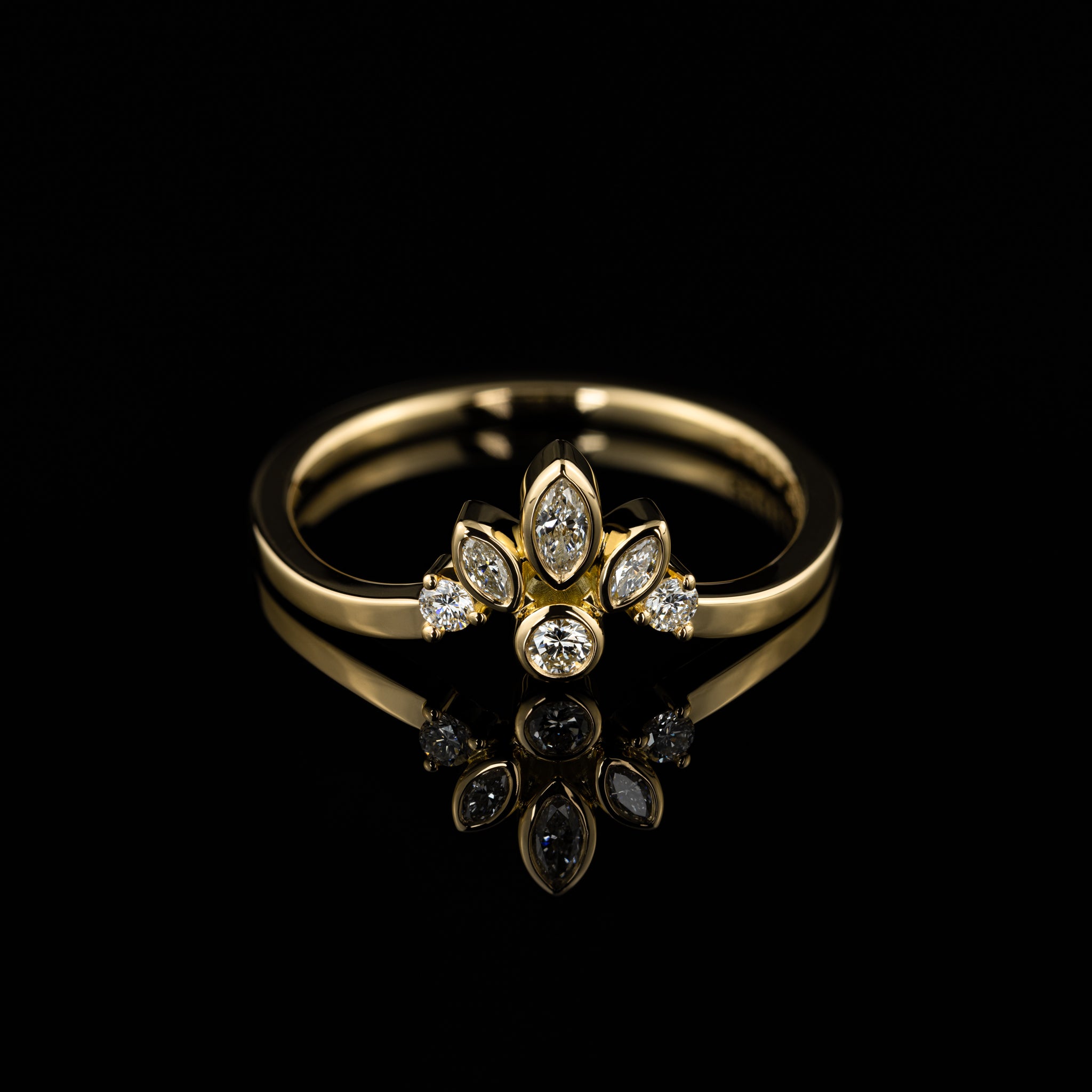 Gelbgold Ehering Verlobungsring Krone Königlich Bespoke Einzigartig Individuell Goldzeit Nuernberg Hochzeit 01 Gelbgold