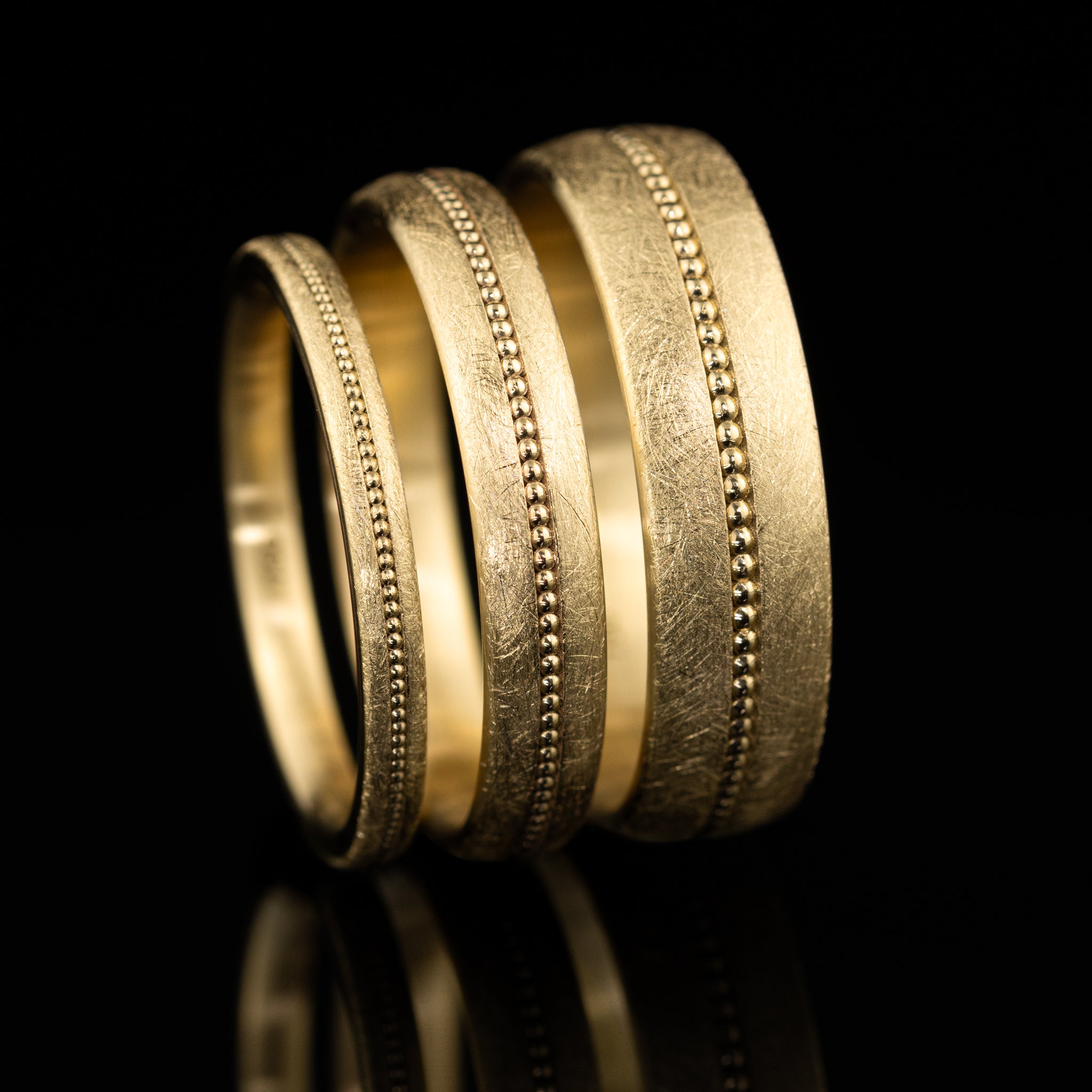 Goldzeit Ring Modell Elisa, schmaler Ehering in eismatt mit Millegriffe, besonderer Vintage Ehering vom Goldschmied, Gelbgold, Modelle Elisa Elia und Elias im Vergleich