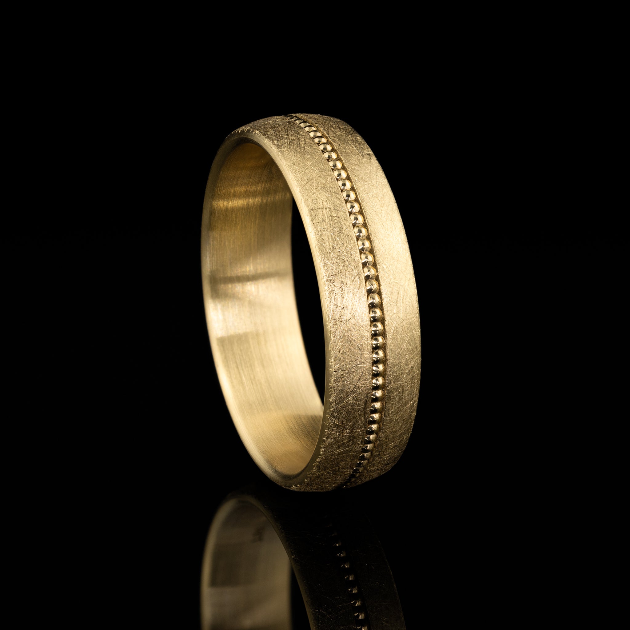 Gelbgold Elias besonderer Ehering Mann individuelle Trauringe Herren Goldzeit Nuernberg Goldschmied Juwelier seitliche Aufnahme