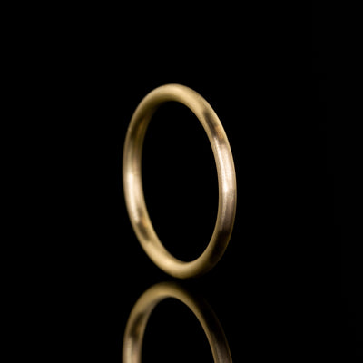 schlichter Ehering Design Finja rund stackbar von der Goldschmiede Goldzeit in Nuernberg 18 Karat Gelbgold seidenmatt