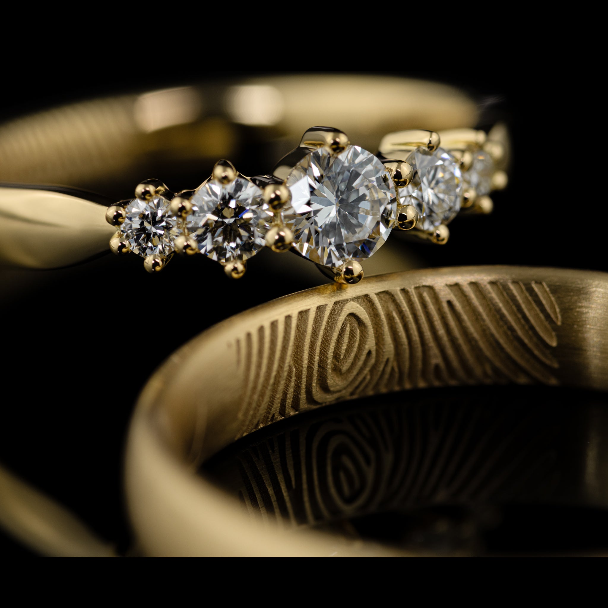 Gelbgold Ehering Verlobungsring Diamanten Hochzeit Nuernberg Goldzeit01 Nahaufnahme Gelbgold