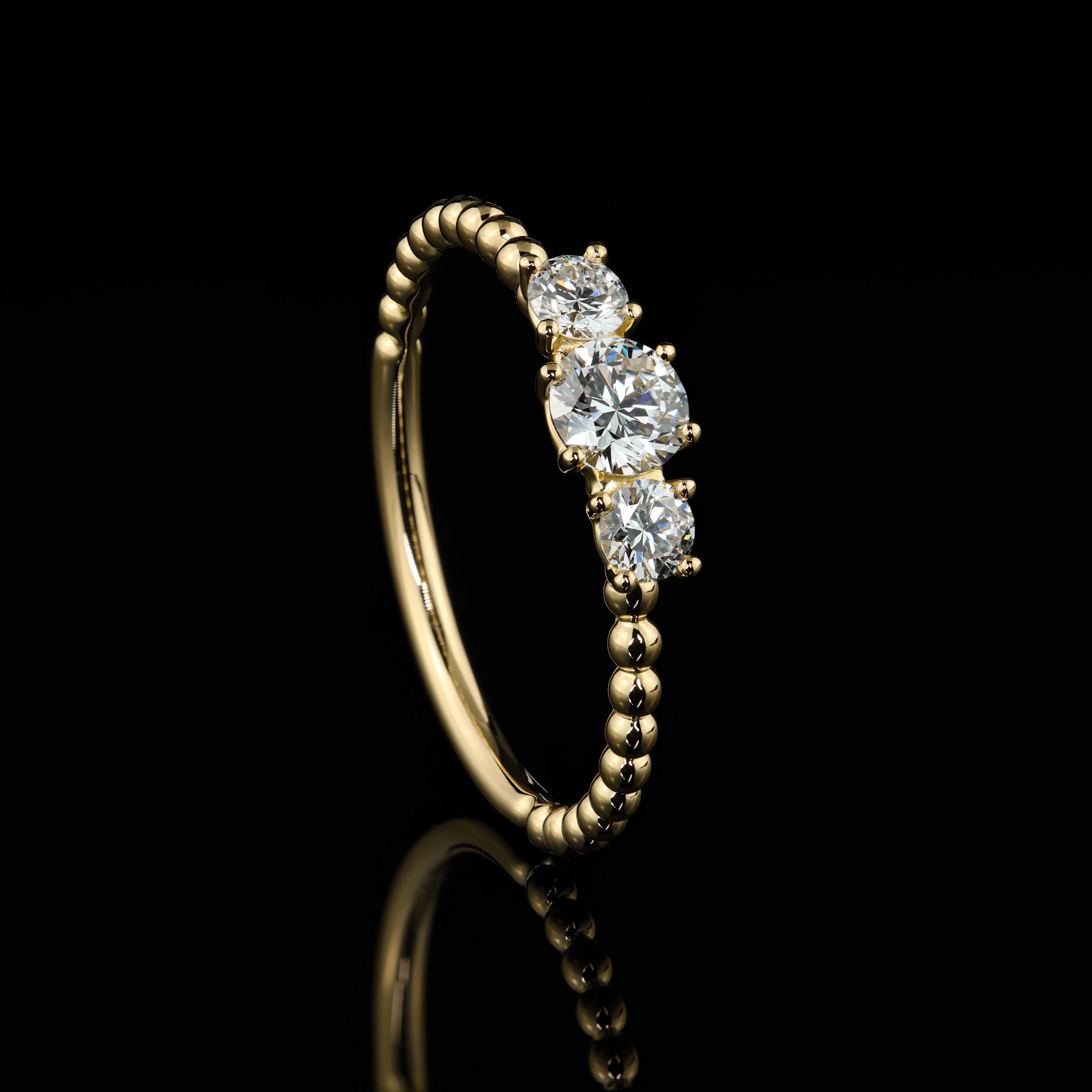 Gelbgold Matilda individueller Verlobungsring Kugelring Stackbar natuerliche labgrown Diamanten Goldzeit Nuernberg Goldschmied Seitenansicht