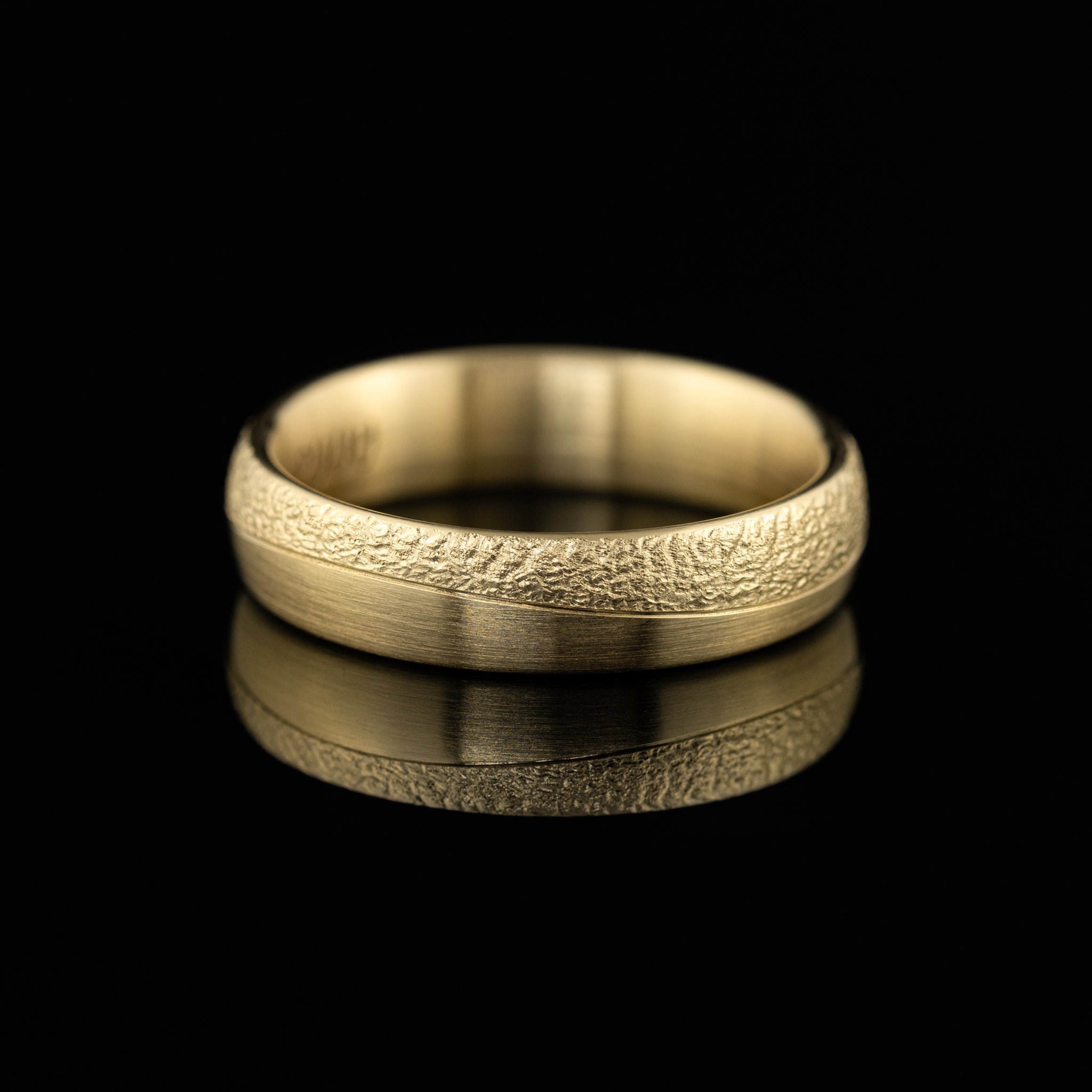 Gelbgold Miguel Sinuswelle Fräsung besondere Eheringe Trauringe Goldzeit Nuernberg Goldschmied Vorderansicht 02