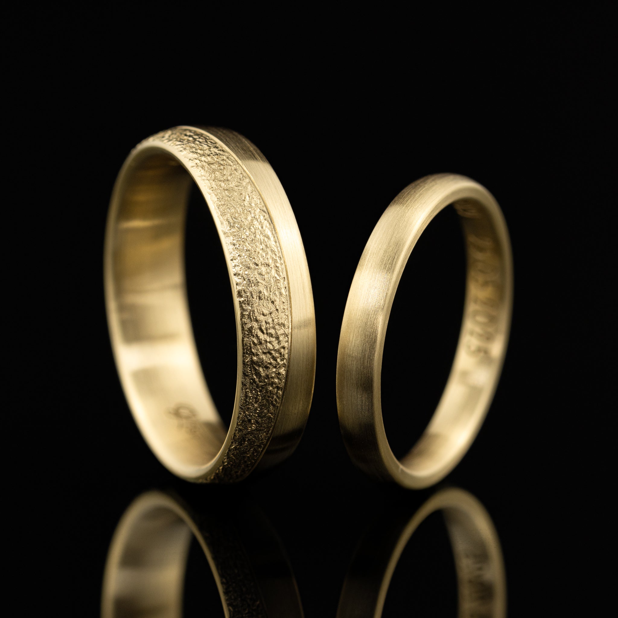 Gelbgold Miguel Sinuswelle Fräsung besondere Eheringe Trauringe Goldzeit Nuernberg Goldschmied Ringkombination seitlich