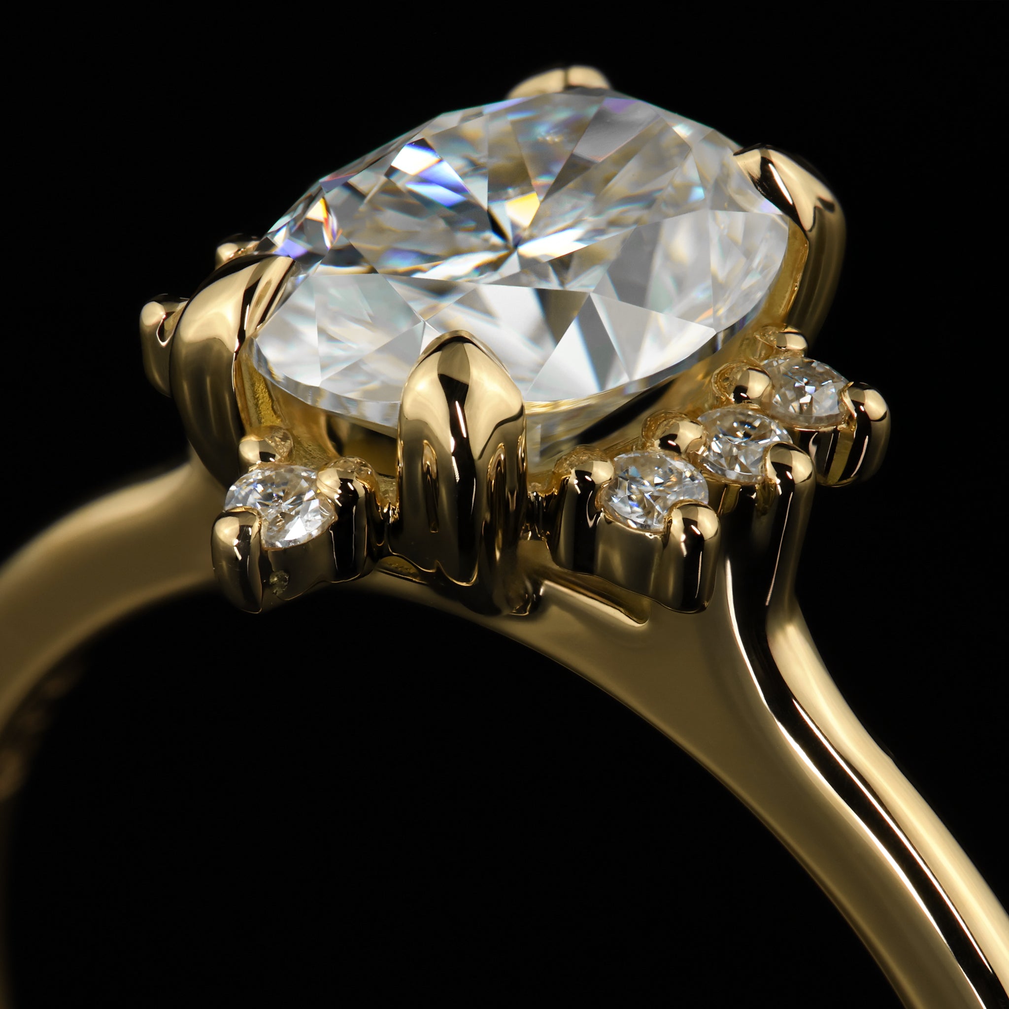 Verlobungsring Design Violet individueller besonderer Verlobungsring ovaler Mittelstein spitze Krappen Seitensteine von der Goldschmiede Goldzeit in Nuernberg 18 Karat Gelbgold Detailfoto Fassung