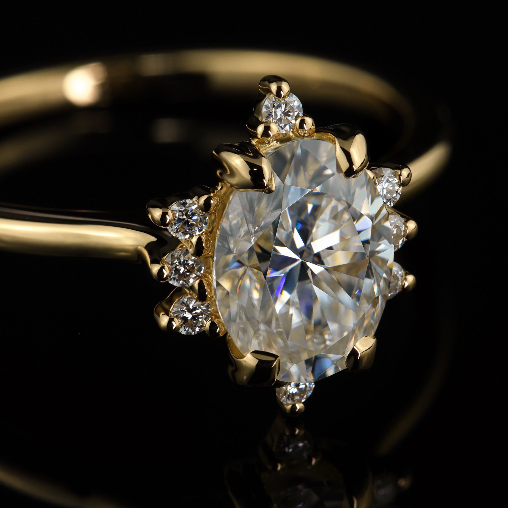 Verlobungsring Design Violet individueller besonderer Verlobungsring ovaler Mittelstein spitze Krappen Seitensteine von der Goldschmiede Goldzeit in Nuernberg 18 Karat Gelbgold Detailfoto seitlich