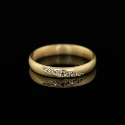 ausgezeichneter Ehering, Damenring, Awardgewinner, Trauring Goldschmied des Jahres 2025, Dritter Platz, Steinwolke, ovaler Ring, Gelbgold