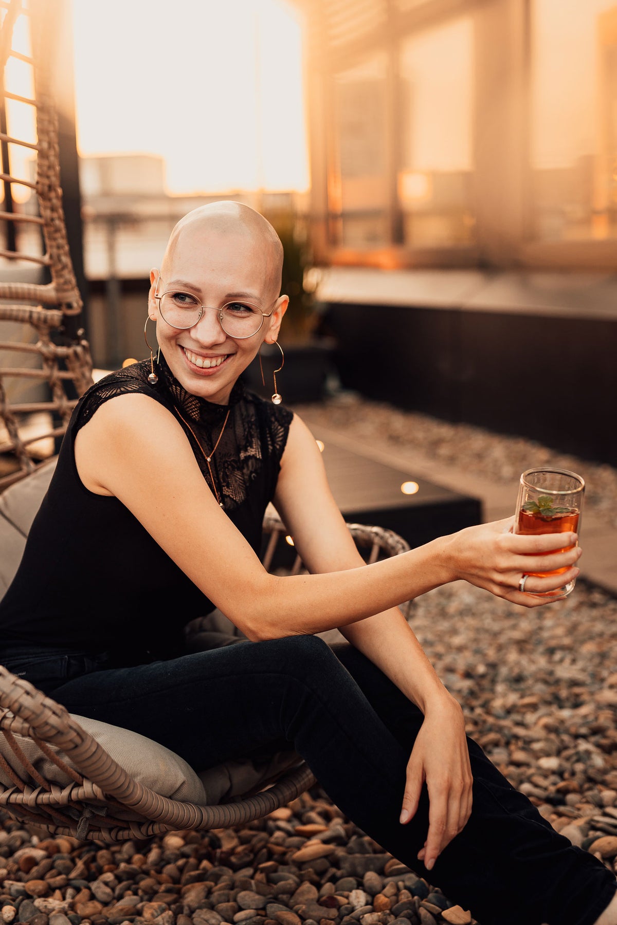 Goldschmiedin und Schmuckdesignerin Jessica Maier, Gründerin und Inhaberin von GOLDZEIT, trägt gerne auffallend großen eleganten Schmuck aus eigener Herstellung, immer herzlich und hilfbereit