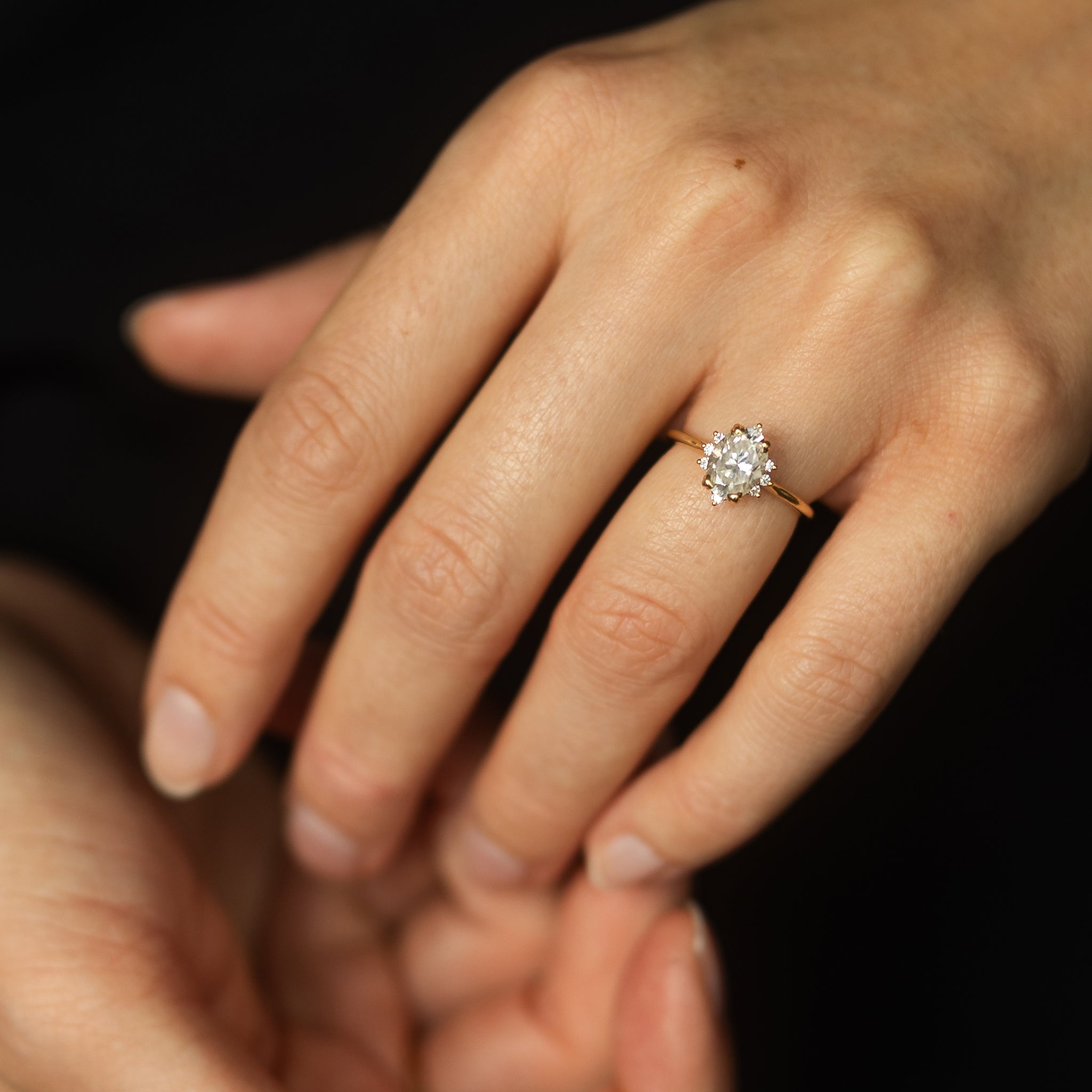 Verlobungsring Design Violet individueller besonderer Verlobungsring ovaler Mittelstein spitze Krappen Seitensteine von der Goldschmiede Goldzeit in Nuernberg 18 Karat Gelbgold Tragefoto