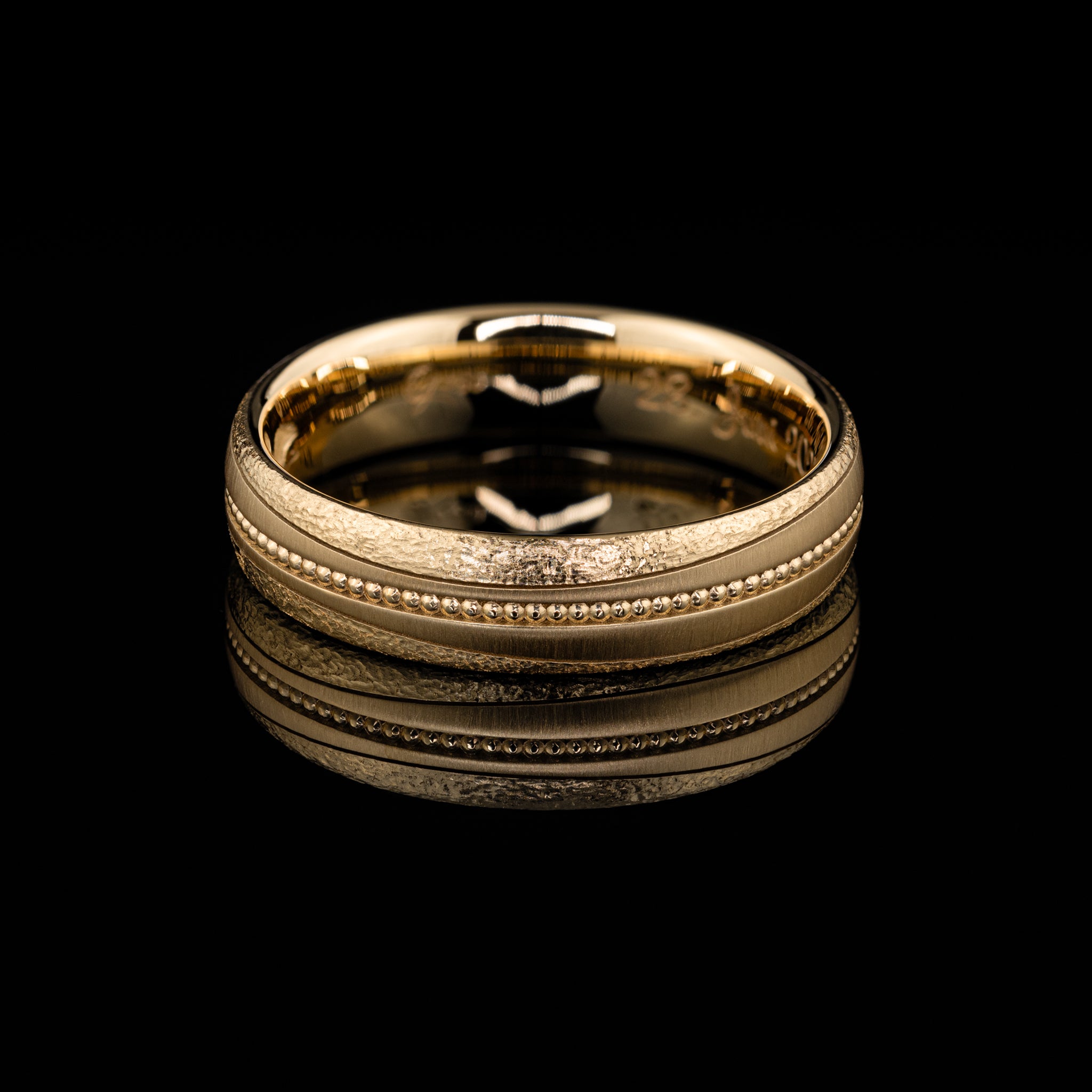 besonderer Herrenring mit unterschiedlichen Strukturen, Fräsung, Millegriffe, von Goldzeit aus Nürnberg, Rosegold