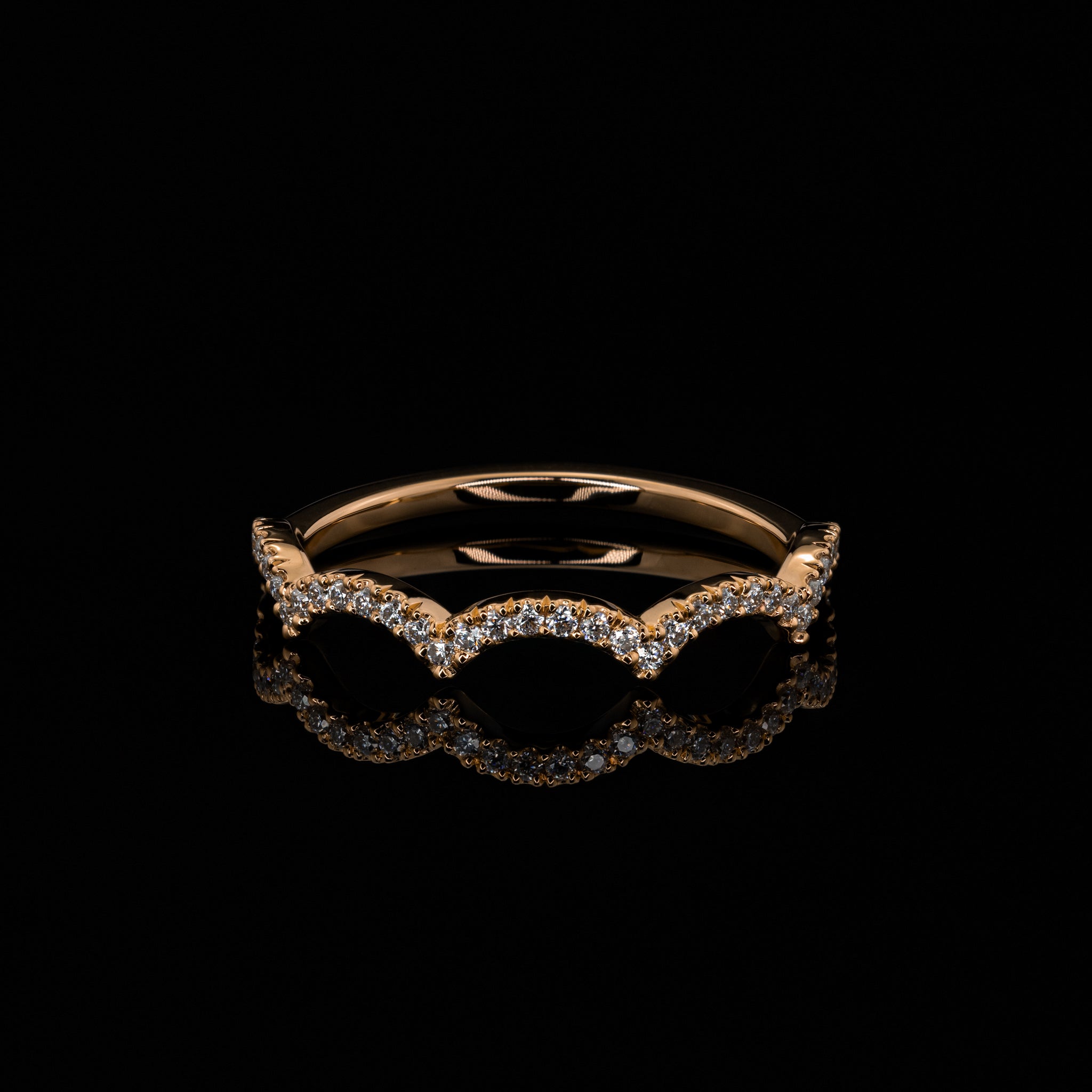 besonderer Ehering Trauring Vorsteckring in gewellter Form von der Goldschmiede Goldzeit aus Nuernberg Rosegold