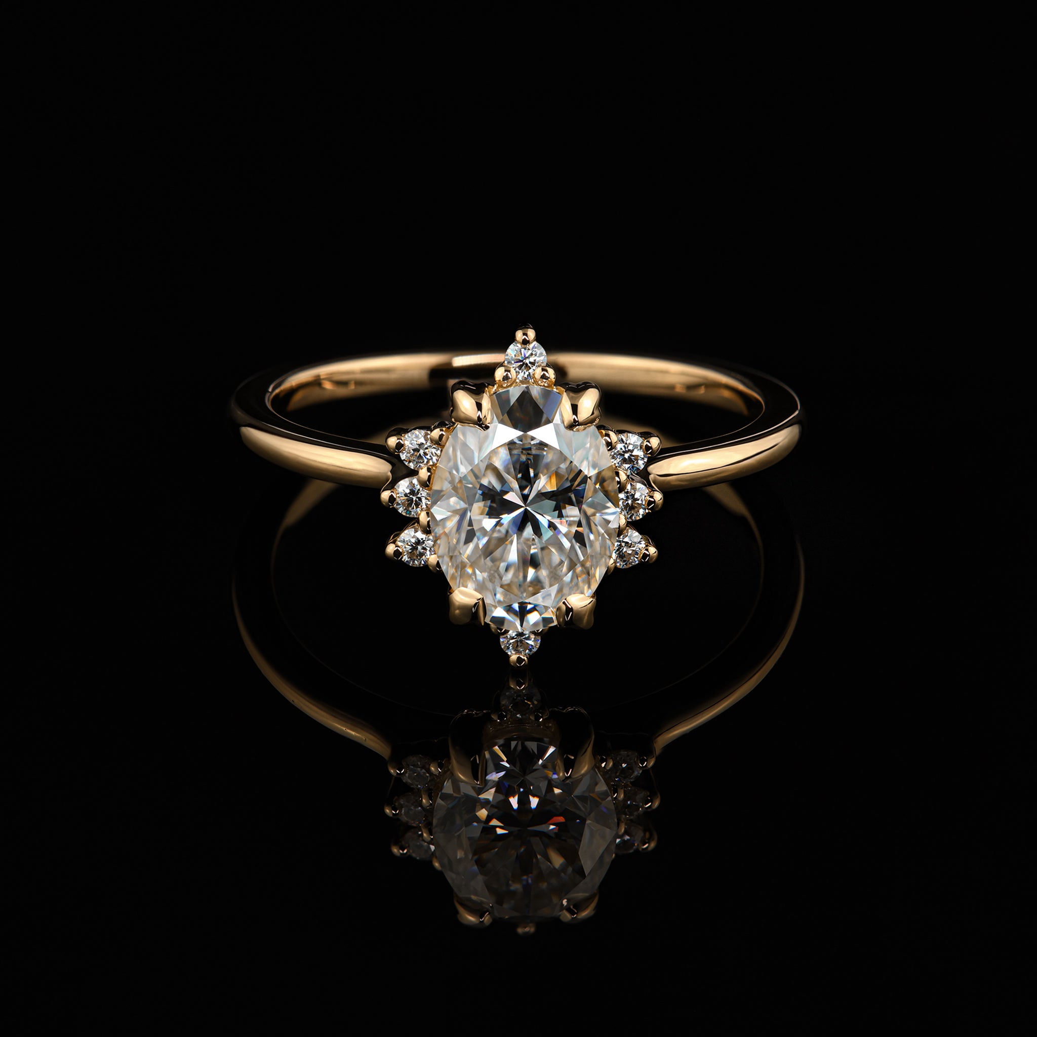 Verlobungsring Design Violet individueller besonderer Verlobungsring ovaler Mittelstein spitze Krappen Seitensteine von der Goldschmiede Goldzeit in Nuernberg 18 Karat Rosegold