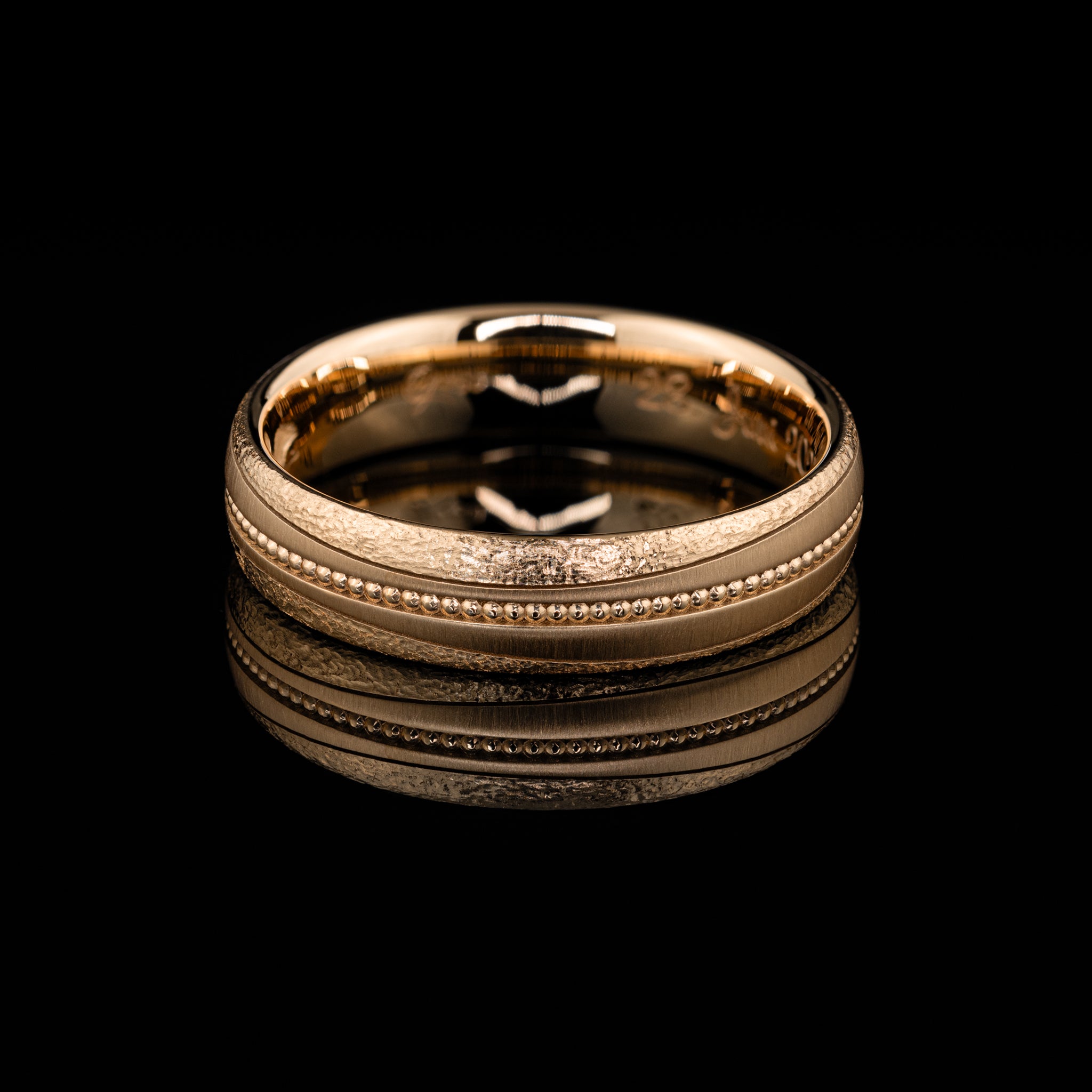 besonderer Herrenring mit unterschiedlichen Strukturen, Fräsung, Millegriffe, von Goldzeit aus Nürnberg, Rotgold