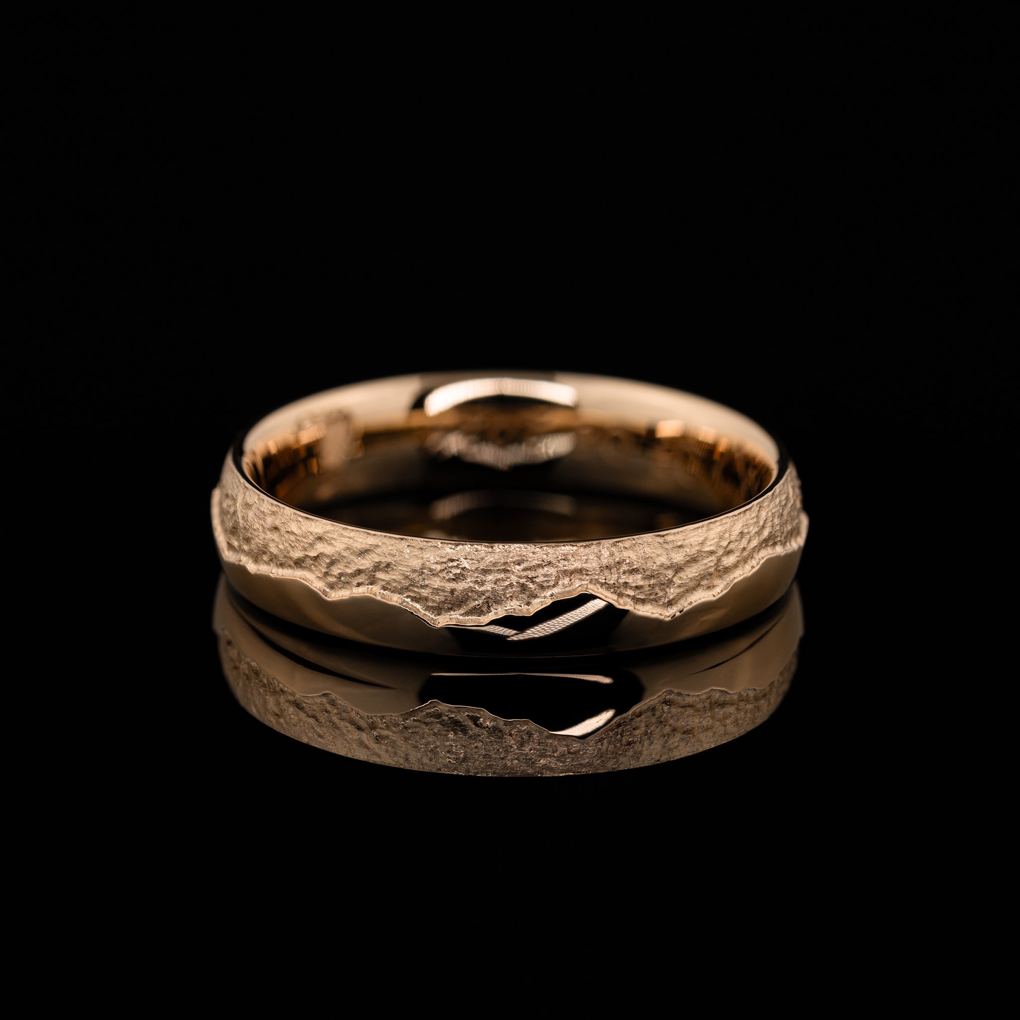 eleganter Herrenring mit randlos gefräster Bergkontur, Rotgold poliert, vom Goldschmied gefertigt