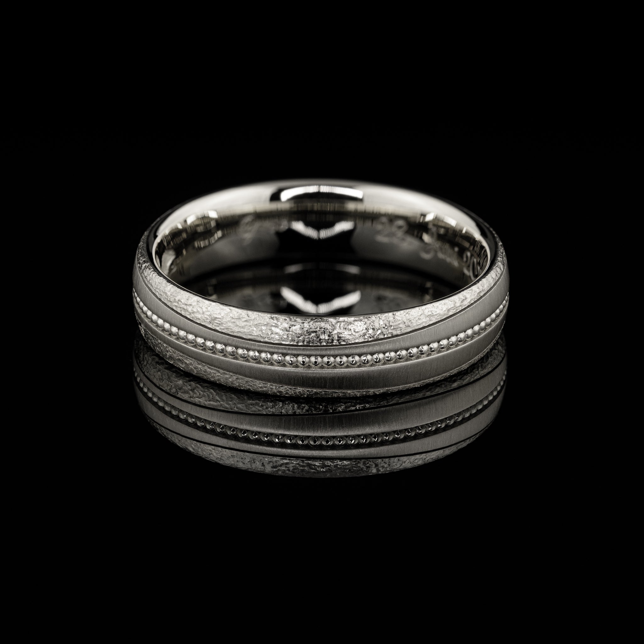 besonderer Herrenring mit unterschiedlichen Strukturen, Fräsung, Millegriffe, von Goldzeit aus Nürnberg, Weissgold