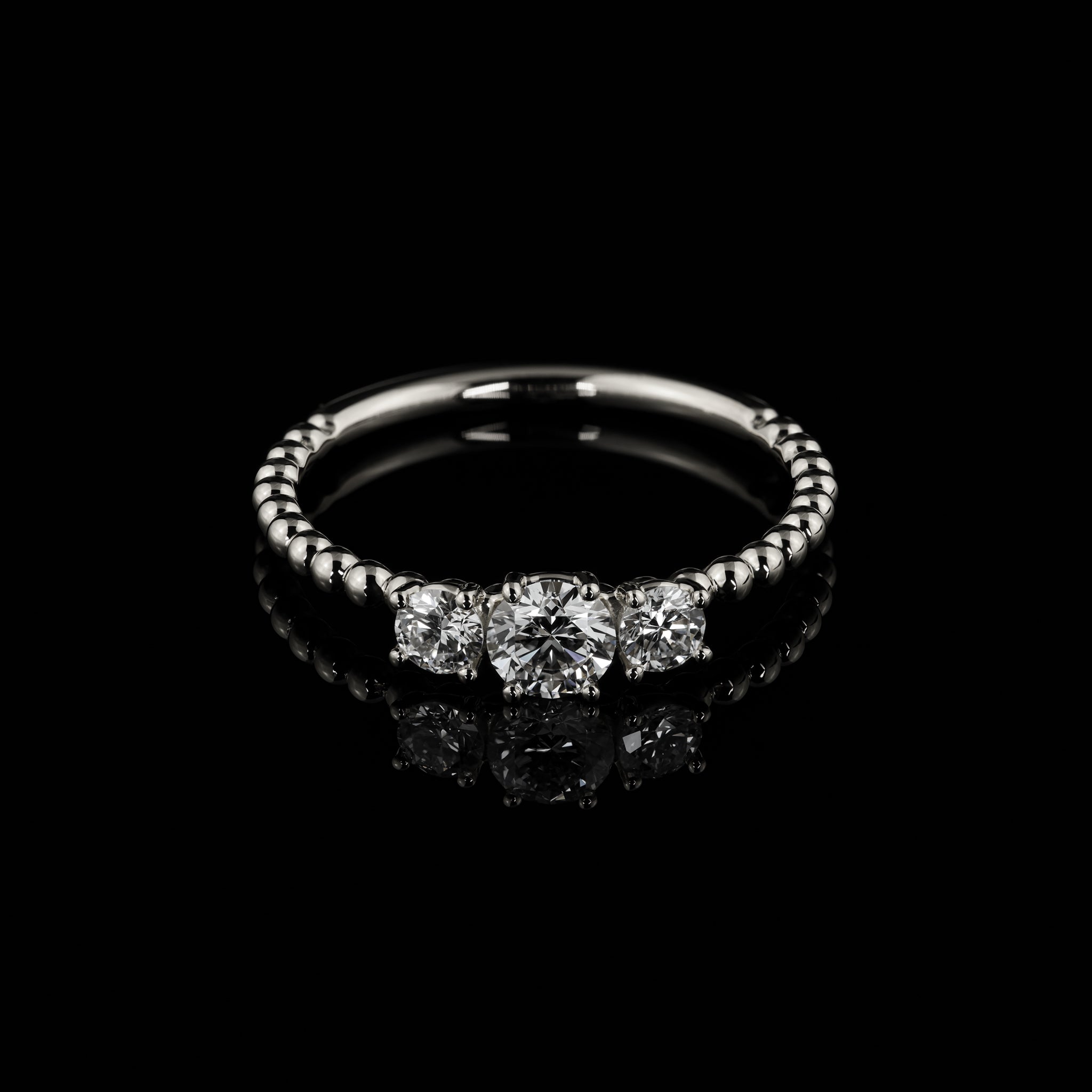 Weissgold Matilda individueller Verlobungsring Kugelring Stackbar natuerliche labgrown Diamanten Goldzeit Nuernberg Goldschmied Frontalansicht