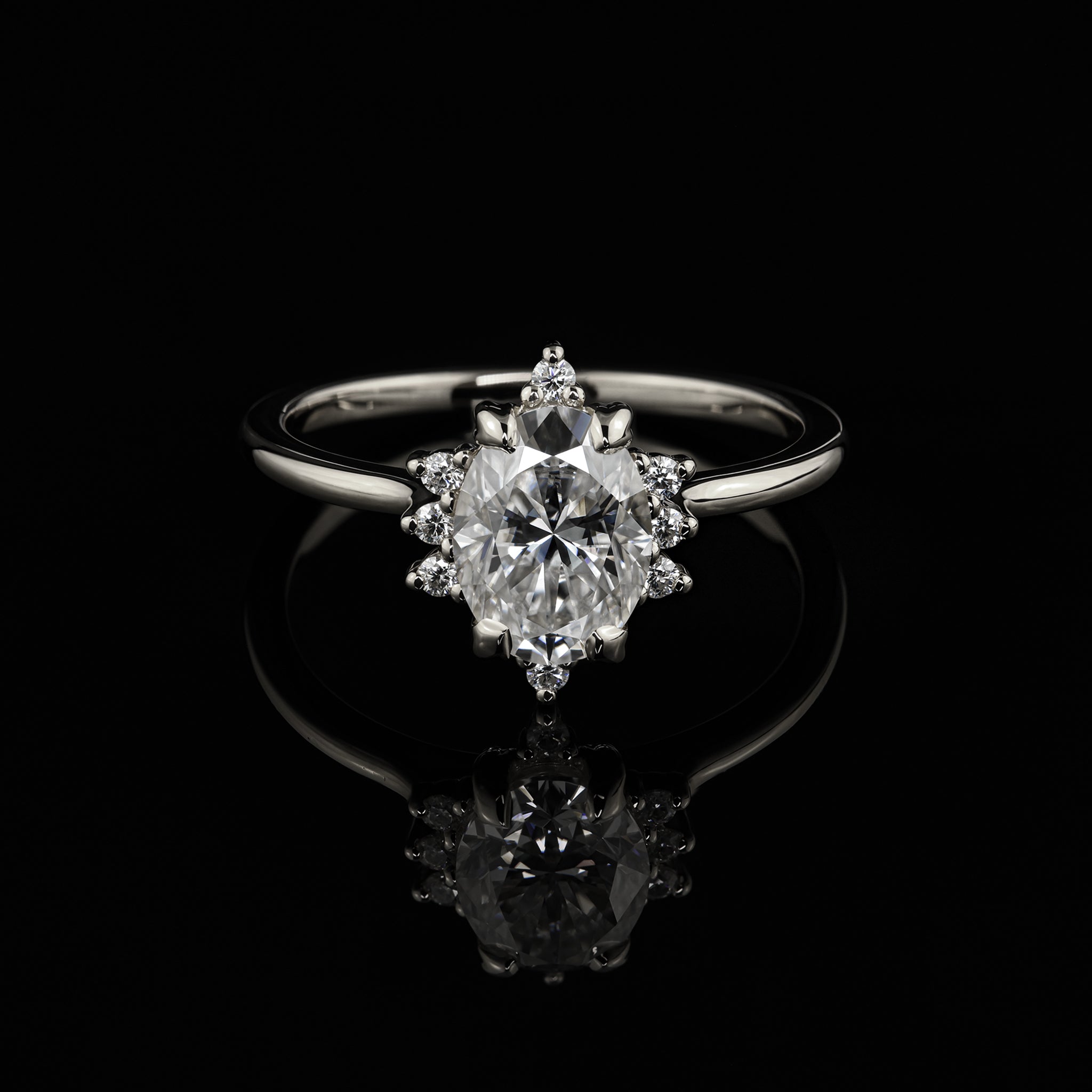 Verlobungsring Design Violet individueller besonderer Verlobungsring ovaler Mittelstein spitze Krappen Seitensteine von der Goldschmiede Goldzeit in Nuernberg 18 Karat Weissgold