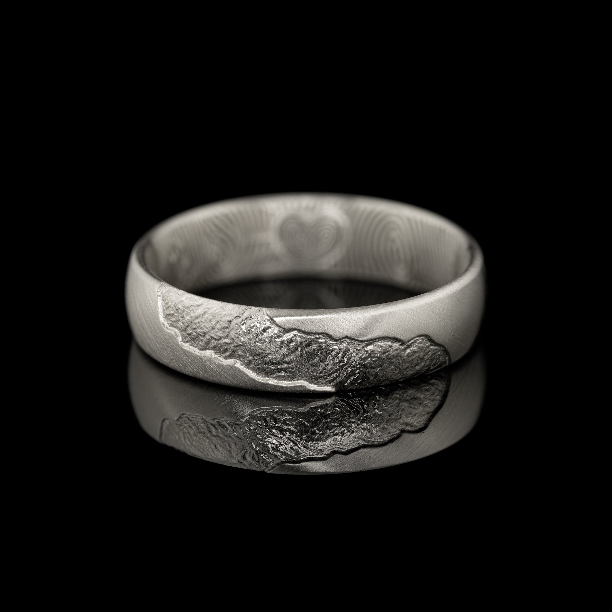 ausgezeichneter Ehering, Herrenring, Awardgewinner, Trauring Goldschmied des Jahres 2025, Dritter Platz, Fräsung, ovaler Ring, Weissgold